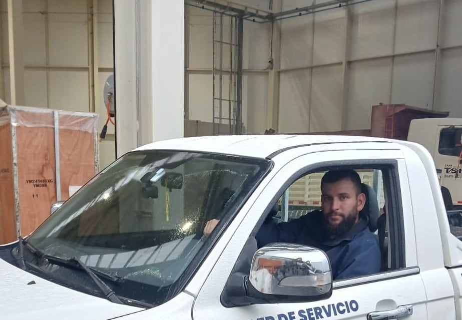 Don Jesi Vargas es ramonense de la pura cepa, tiene 32 años y viaja todos los días desde San Ramón a San José porque es mensajero de una empresa poeta.