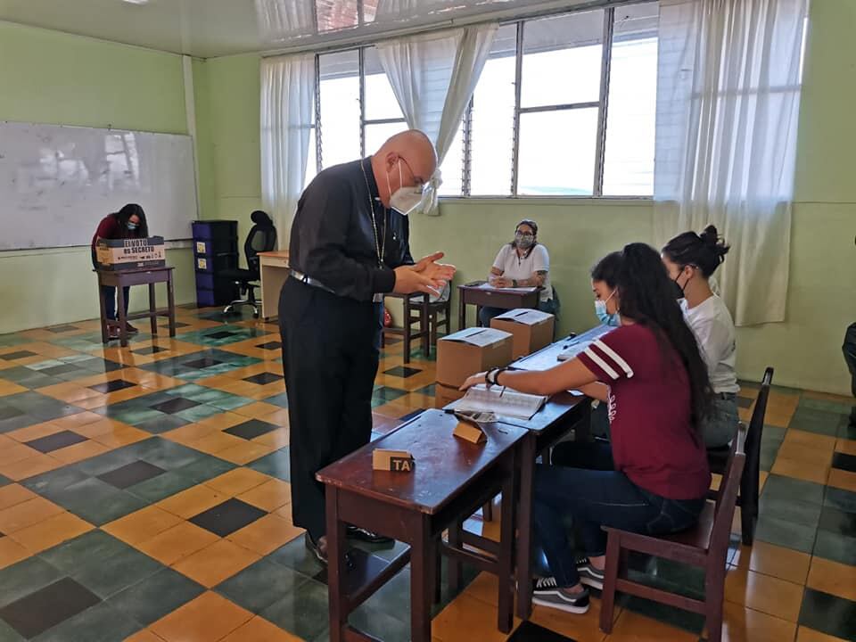 Monseñor José Manuel Garita, presidente de la  Conferencia Episcopal, votó en San Carlos el pasado 6 de febrero