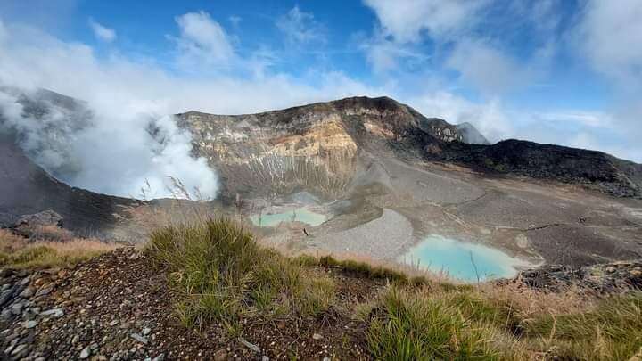 Luego de un fuerte ascenso de 4,5 km. por un camino escarpado, se llega al mirador desde donde se ve el cráter activo (izquierda) y otros dos que, por las lluvias, tienen lagunas temporales. Foto:Cortesía Sinac.