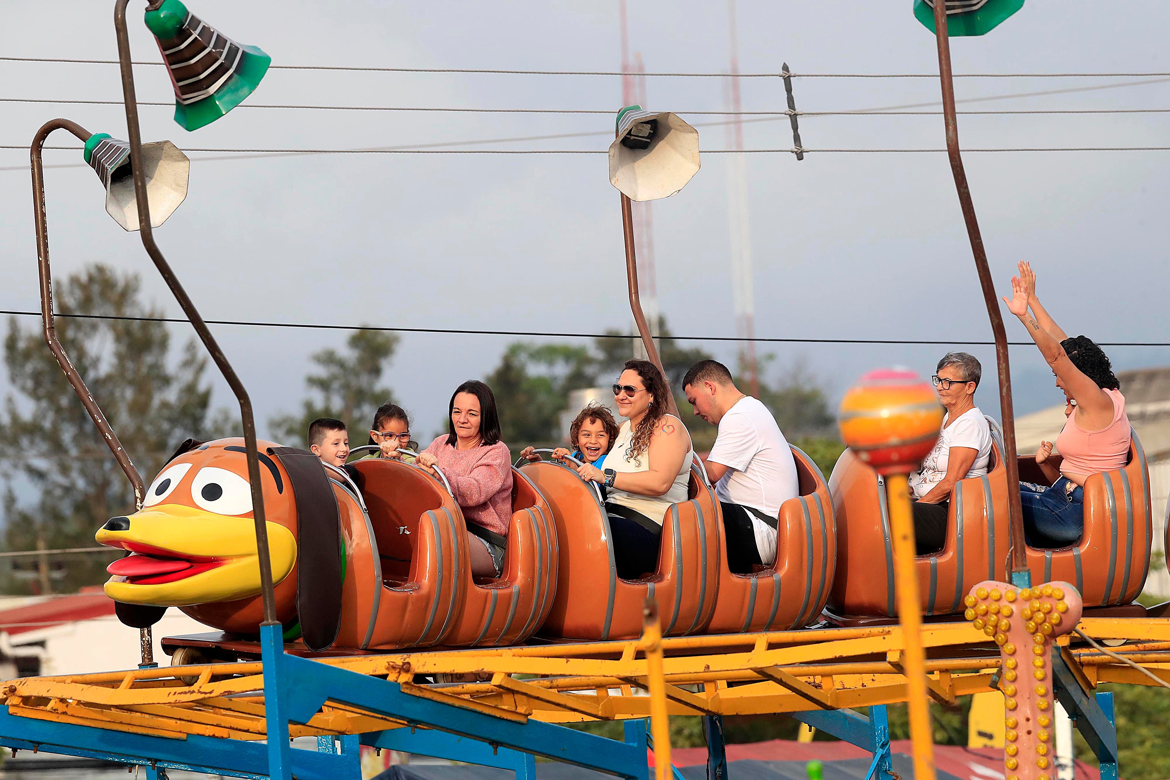 26/12/2023    Zapote. Mucho movimiento se apreció este martes, durante la tarde noche, en el campo ferial. Gran cantidad de gente disfrutó las comidas y de los juegos mecánicos.