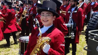 Saxofonista va rumbo al Desfile de las Rosas a punta de rifas y bingo