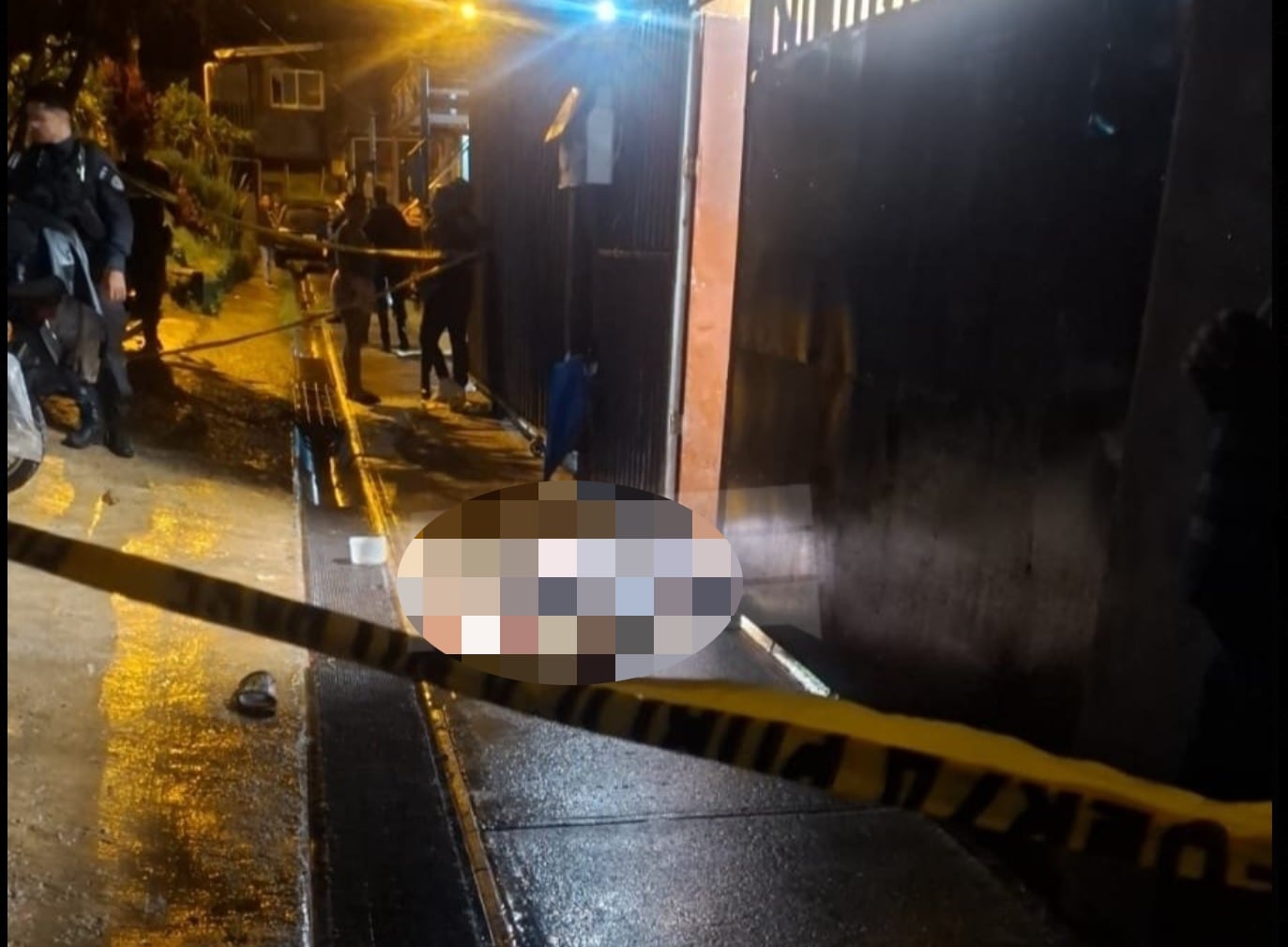 El hombre fue ejecutado apenas cruzó la puerta. Foto ANI.