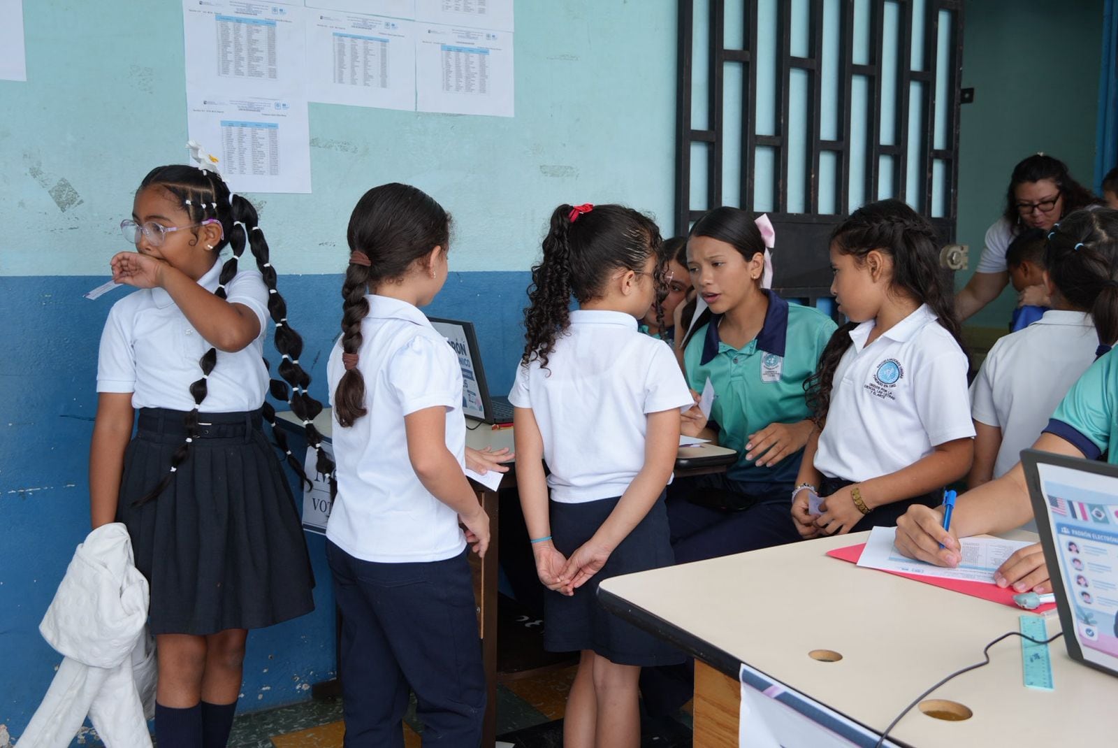 La mañana de este viernes 29 de mayo, el ministro de Educación Pública, Leonardo Sánchez Hernández, participó en la jornada electoral estudiantil de la Escuela Naciones Unidas, en San José, donde se ejerce el voto electrónico.