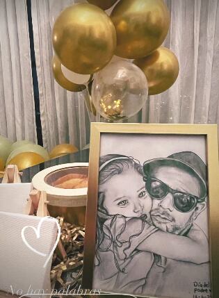 Mauricio Hoffmann y el retrato junto a su hija que le hizo su novia Majo Ulate.