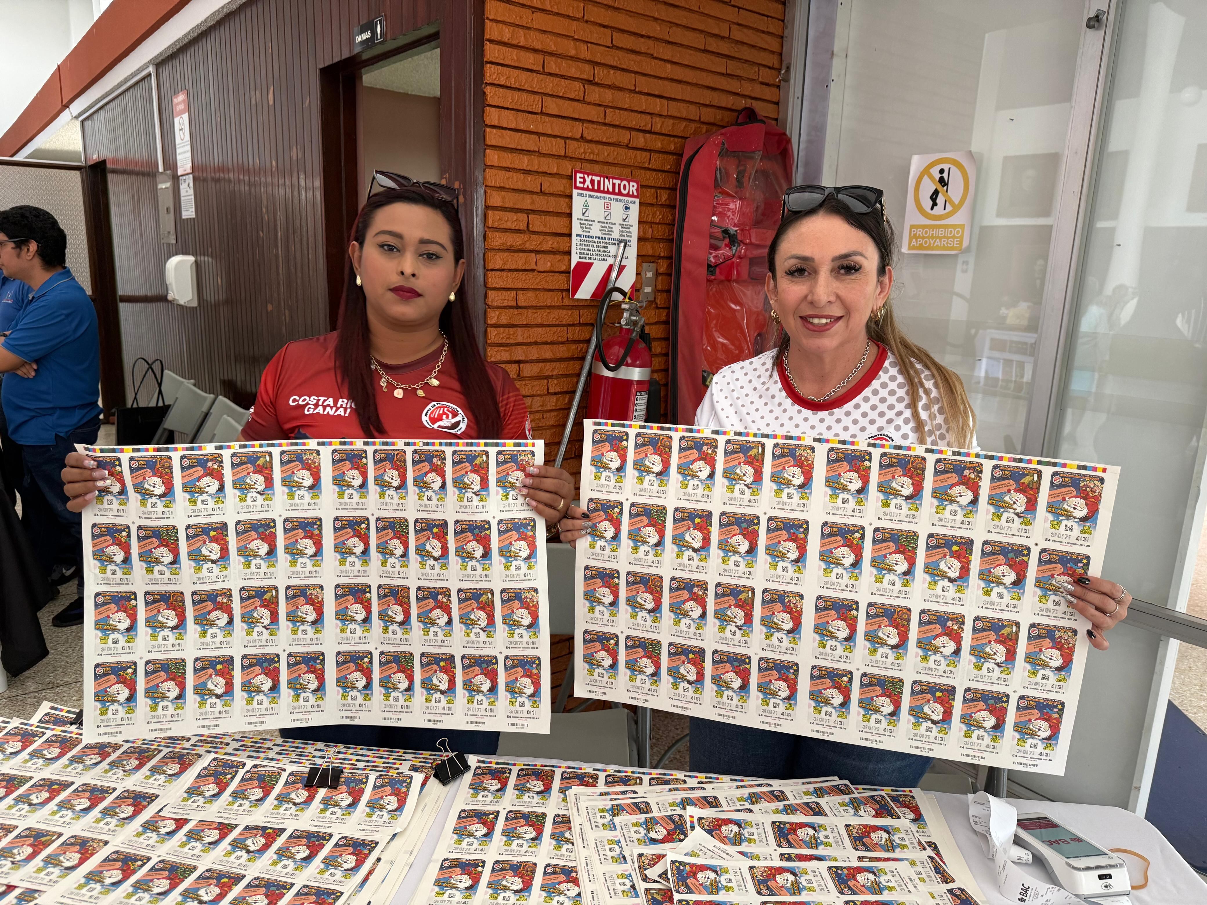 La Junta de Protección Social anunció el lunes 29 de setiembre el Gordo Navideño 2025 con un premio mayor de 8 mil millones de colones en 5 emisiones, pagando 1.600 millones de colones por cada emisión. Cada entero es de 40 fracciones y vale 80 mil colones, cada pedacito vale 2 mil colones y con cada pedacito se gana, con el premio mayor, 40 millones de colones. En la foto, Amelia Romero (de rojo) y Laura Guillén, vendedoras de lotería.
