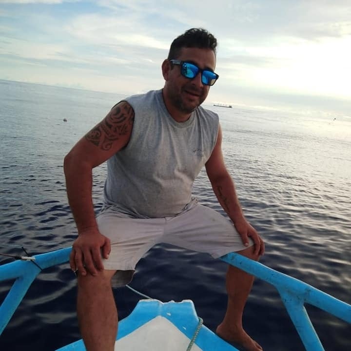 Juan Albino Marín Léon, de 45 años (con gafas) y su amigo Danilo Rojas Bolivar, de 52 años, serían víctimas inocentes del triple homicidio que ocurrió en Nochebuena en Parrita. Foto: Tomada de redes sociales