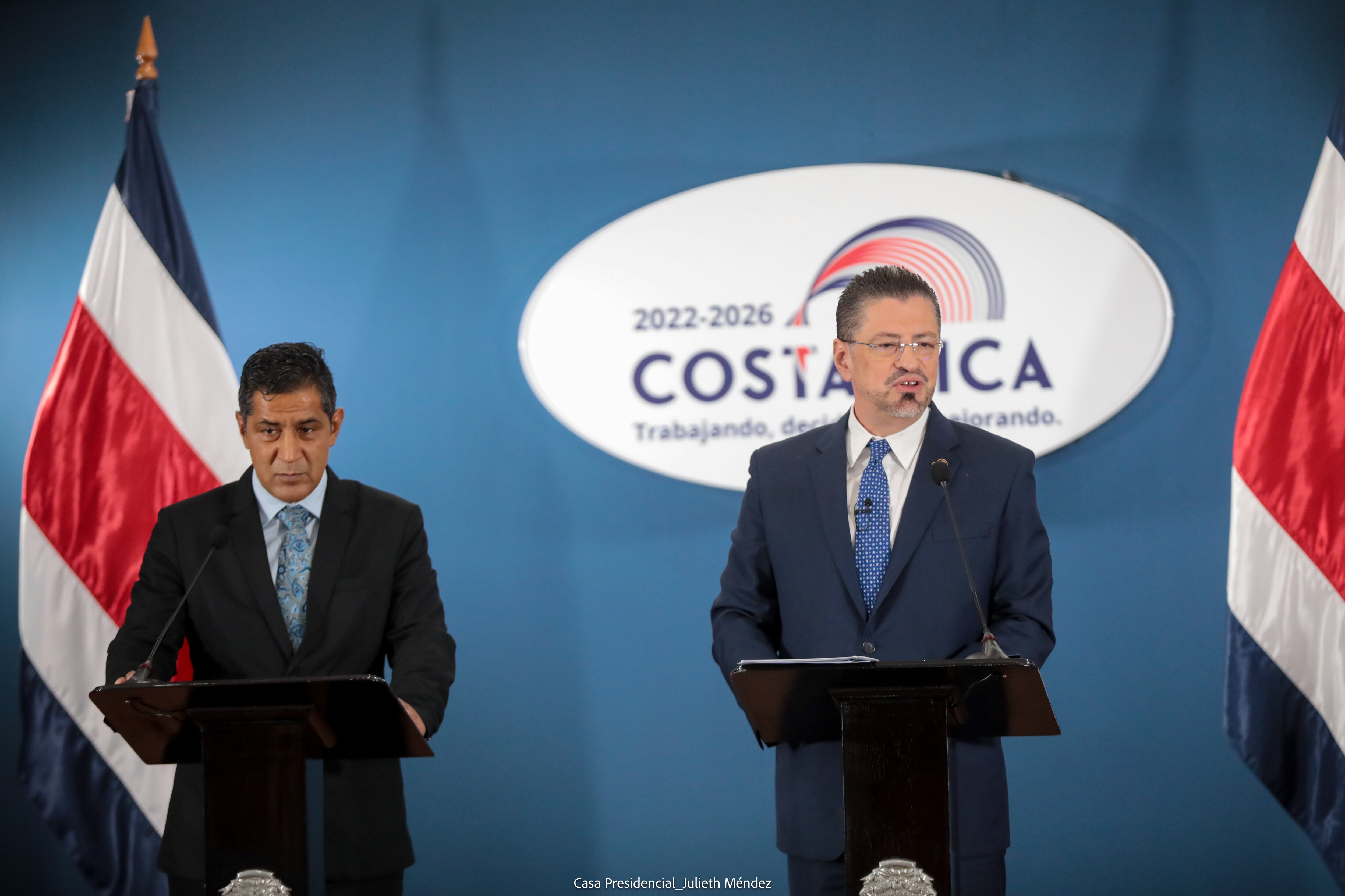 El presidente de la República, Rodrigo Chaves. y el ministro de Hacienda, Nogui Acosta, descartaron que el gobierno vaya a presentar un plan para mejorar la situación actuarial del IVM, en los 18 meses que le quedan a la actual administración. Foto: Rafael Pacheco Granados