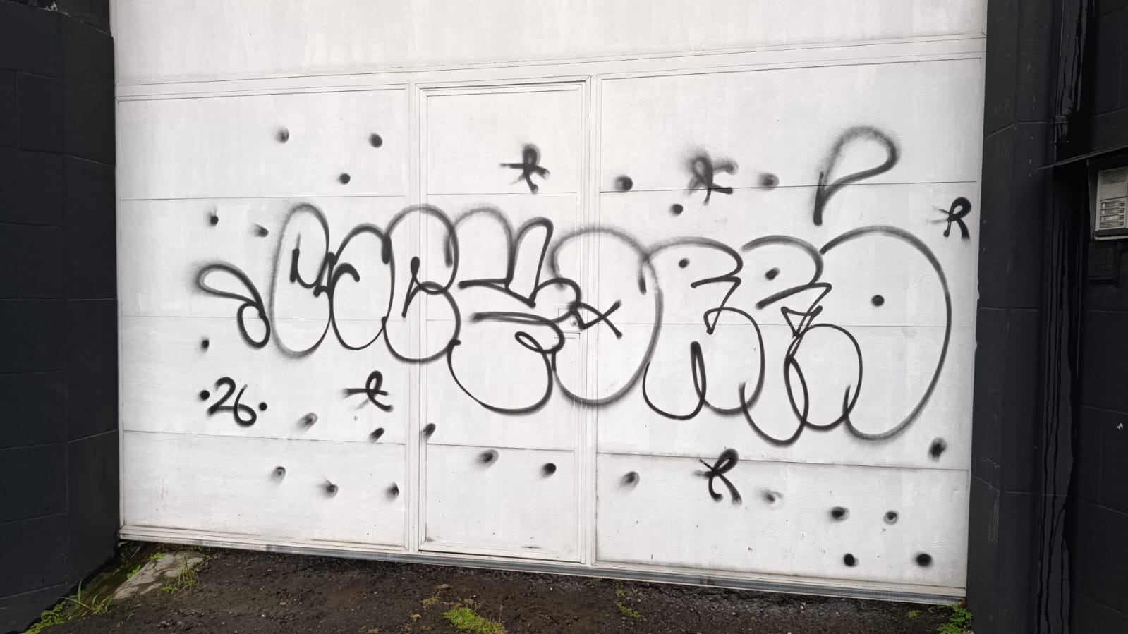 Un grafiti en uno de los portones.