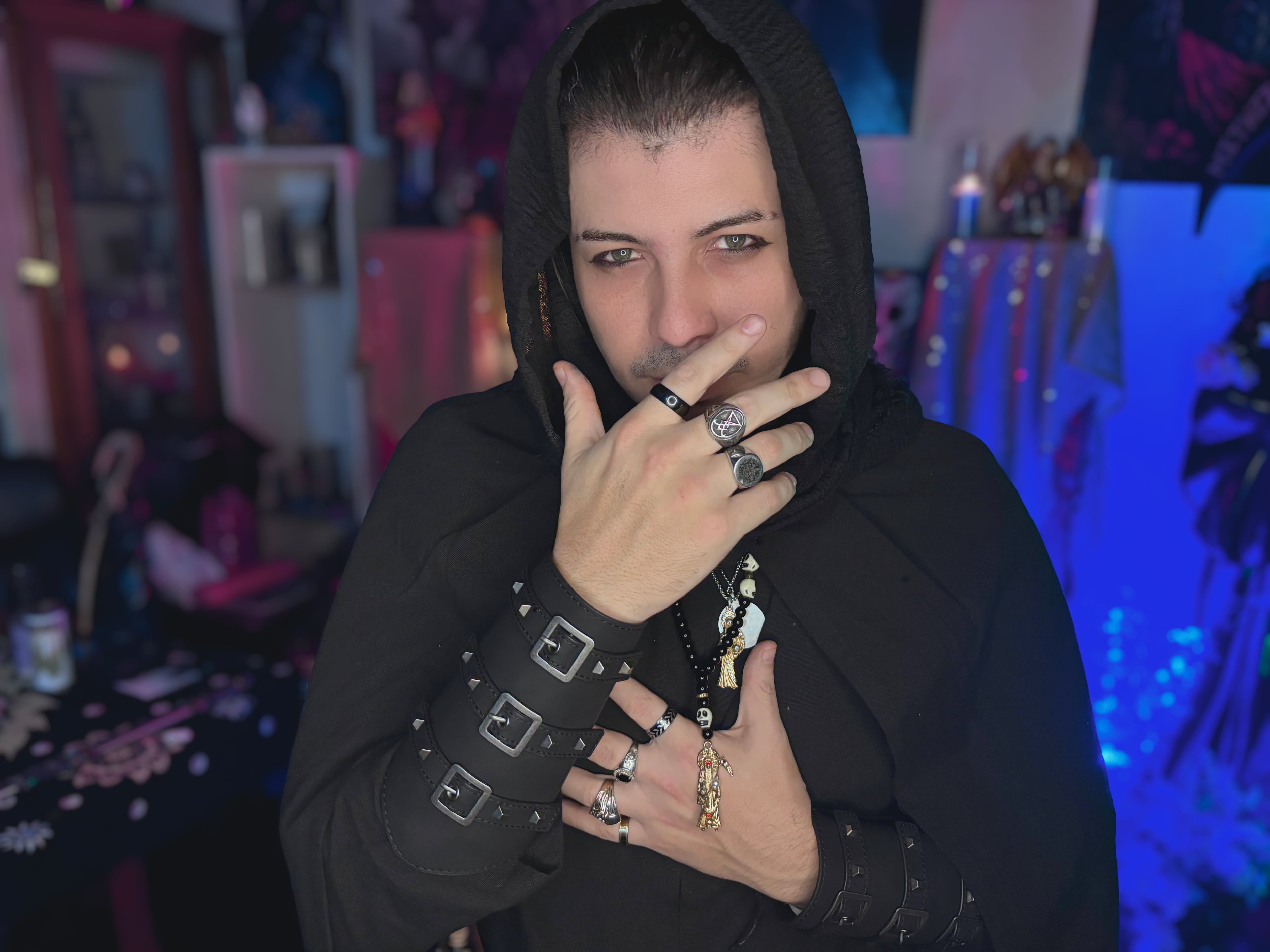 Esteban Morales Bonilla es Esteban Velarium, el Guardián del Velo, es un mago ritualista de quinta generación y heredero de un linaje antiguo que custodia el grimorio familiar. Su papel es mantener el equilibrio entre los mundos visibles e invisibles, protegiendo los secretos del conocimiento prohibido y asegurando que solo los dignos crucen el umbral.