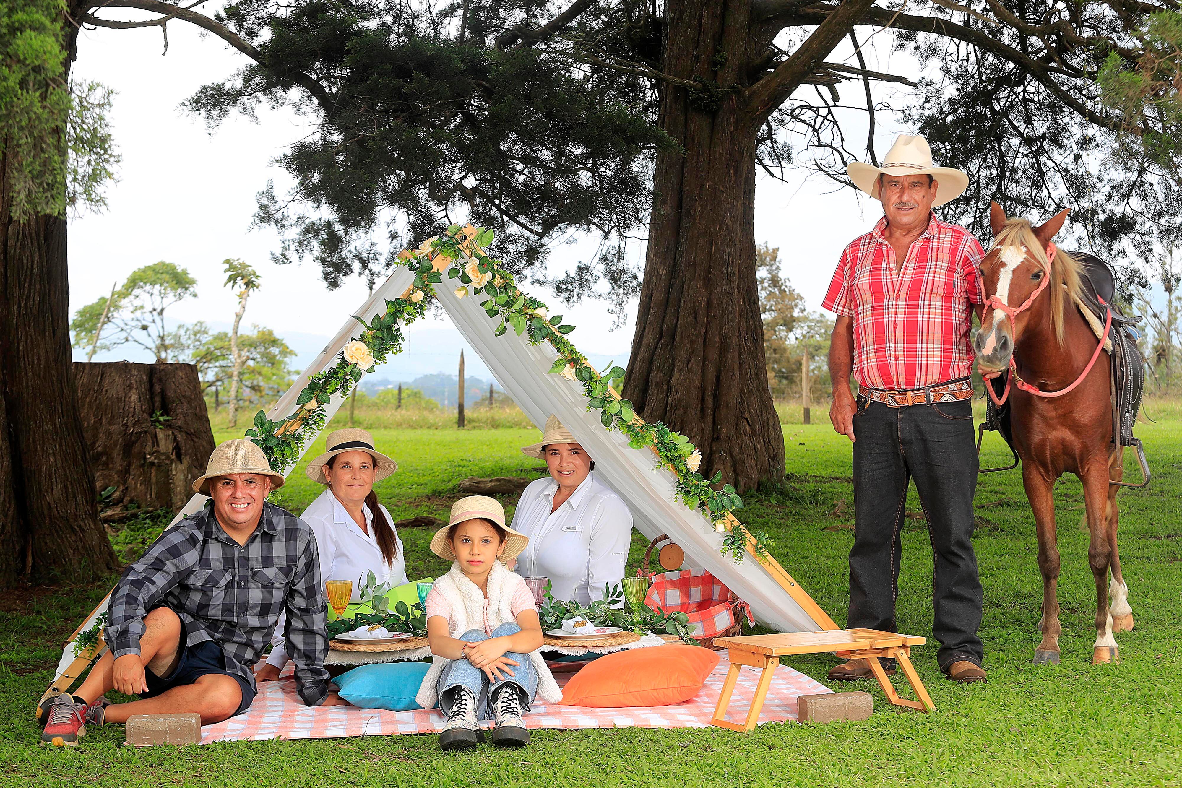 31/10/2023 Dulce Nombre de Cartago. Picnic Las Lomas, emprendimiento familiar enfocado en un nuevo estilo de diversión en familia, entre amigos o pareja. Abre las puertas los fines de semana y se puede disfrutar de juegos tradicionales sobre césped bien cuidado, se puede montar a caballo, descansar y comer muy bien.