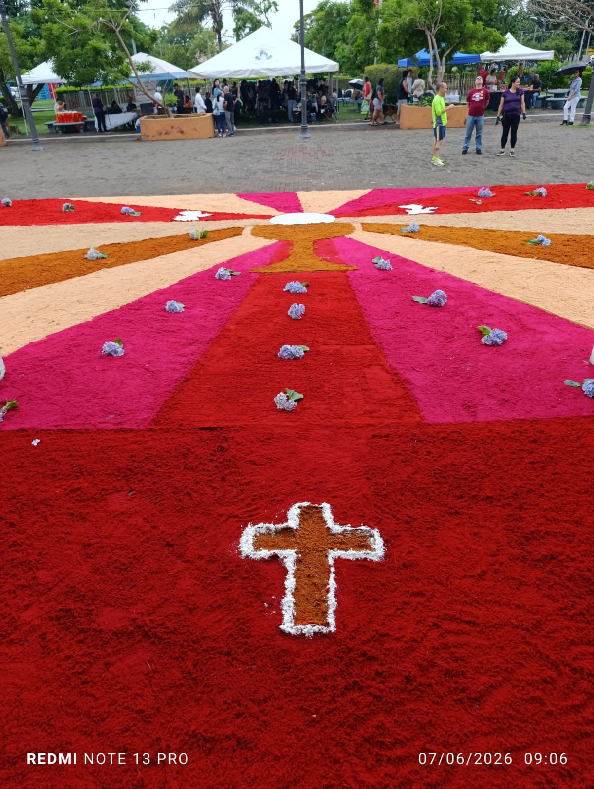 La celebración de Corpus Christi, desde la madrugada del domingo 7 de junio decenas de vecinos trabajaban contra reloj para convertir las calles alrededor del templo de San Rafael Arcángel de Heredia en una verdadera alfombra de fe, color y tradición. Mauricio Campos fue uno de ellos.