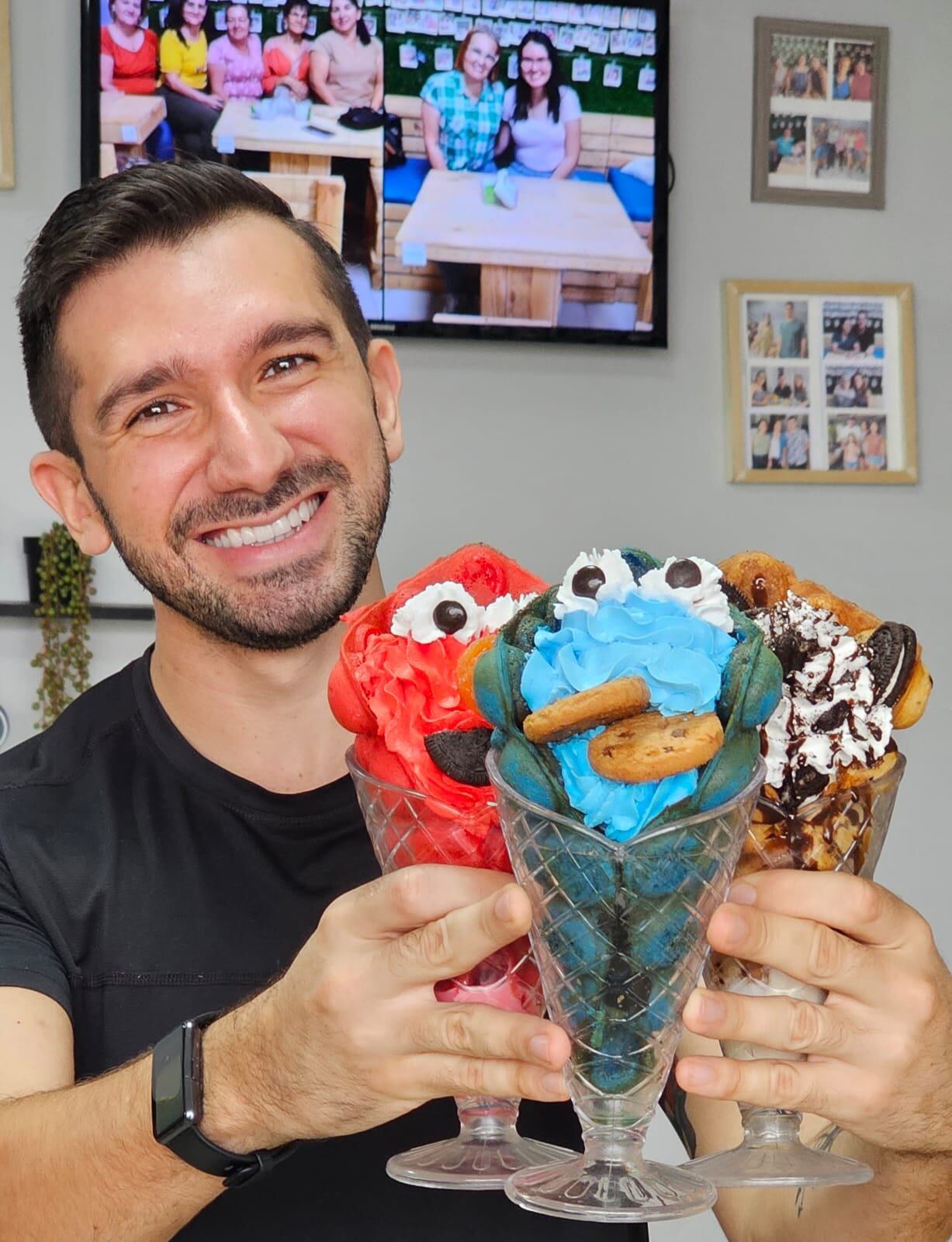 Imágenes del periodista Juan Carlos Zumbado en su cafetería Café Collage. Sale mostrando algunos de los cafés especiales y platillos.