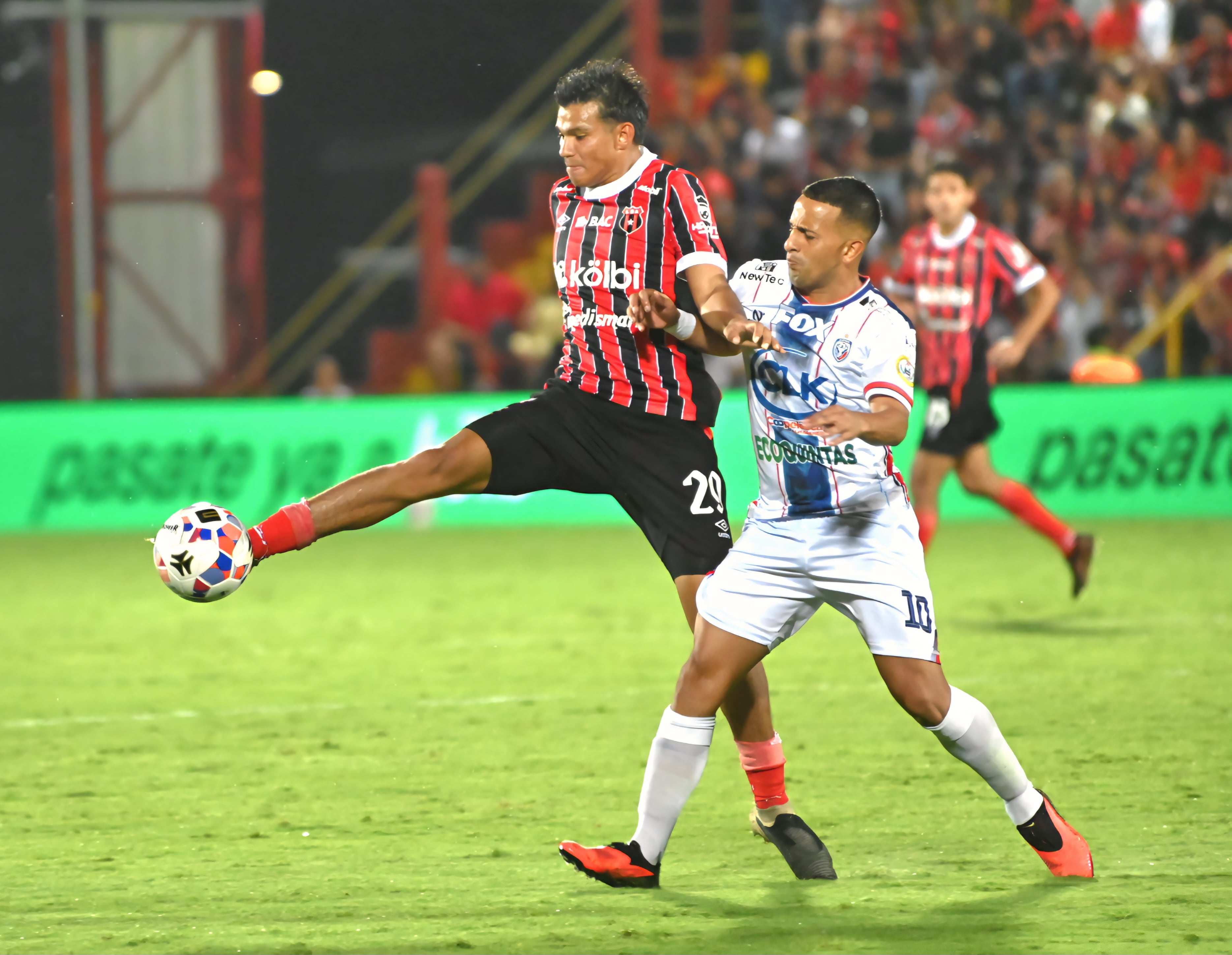 23 de agosto de 2026. Estadio Alejandro Morera Soto. 18:00 hrs. La Liga Deportiva Alajuelense juega contra la Asociación Deportiva San Carlos en partido correspondiente a la jornada 5 del Torneo de Apertura de la Liga Promérica. Otro dato relevante del juego es el retiro oficial del delantero Jonathan McDonald del fútbol. En la foto: Ismael Rescalvo técnico de la liga y Walter Centeno de San Carlos. Retiro del jugador Jonathan Mcdonald. Jugadas relevantes del partido. Foto: Albert Marin