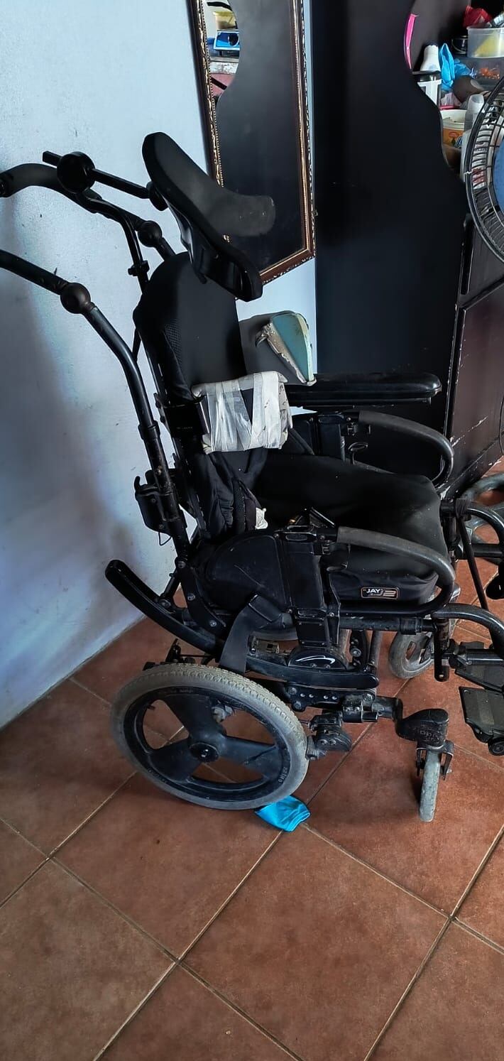 Dilan Carmona Camacho ocupa que todos le ayudemos un poquito para que se pueda comprar una nueva silla de ruedas.