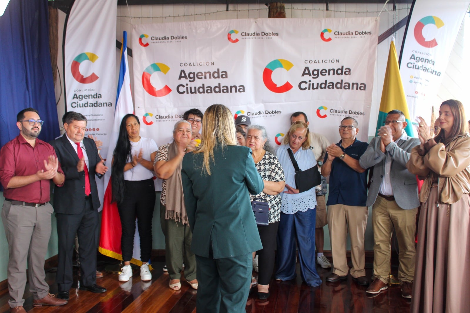 Claudia Dobles recibe adhesiones de representantes del PLN