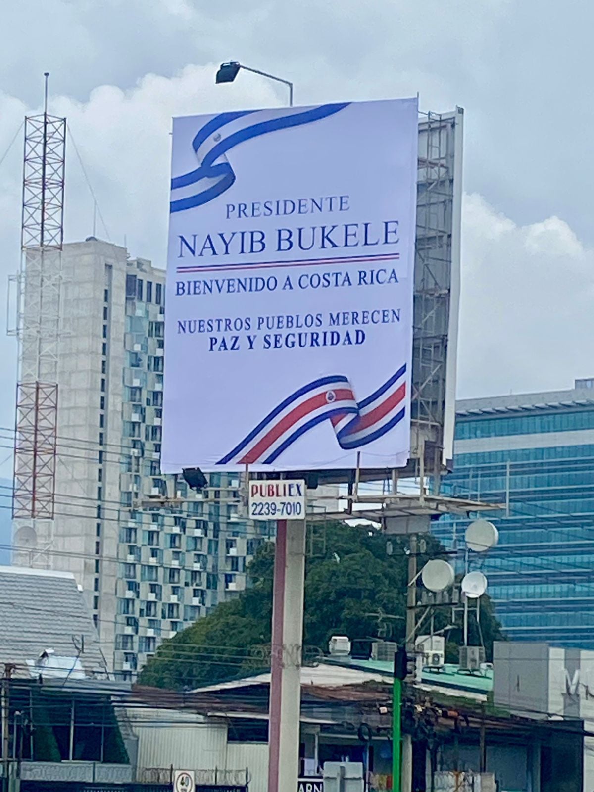 Valla de bienvenida a Nayib Bukele podría tener algo ilegal