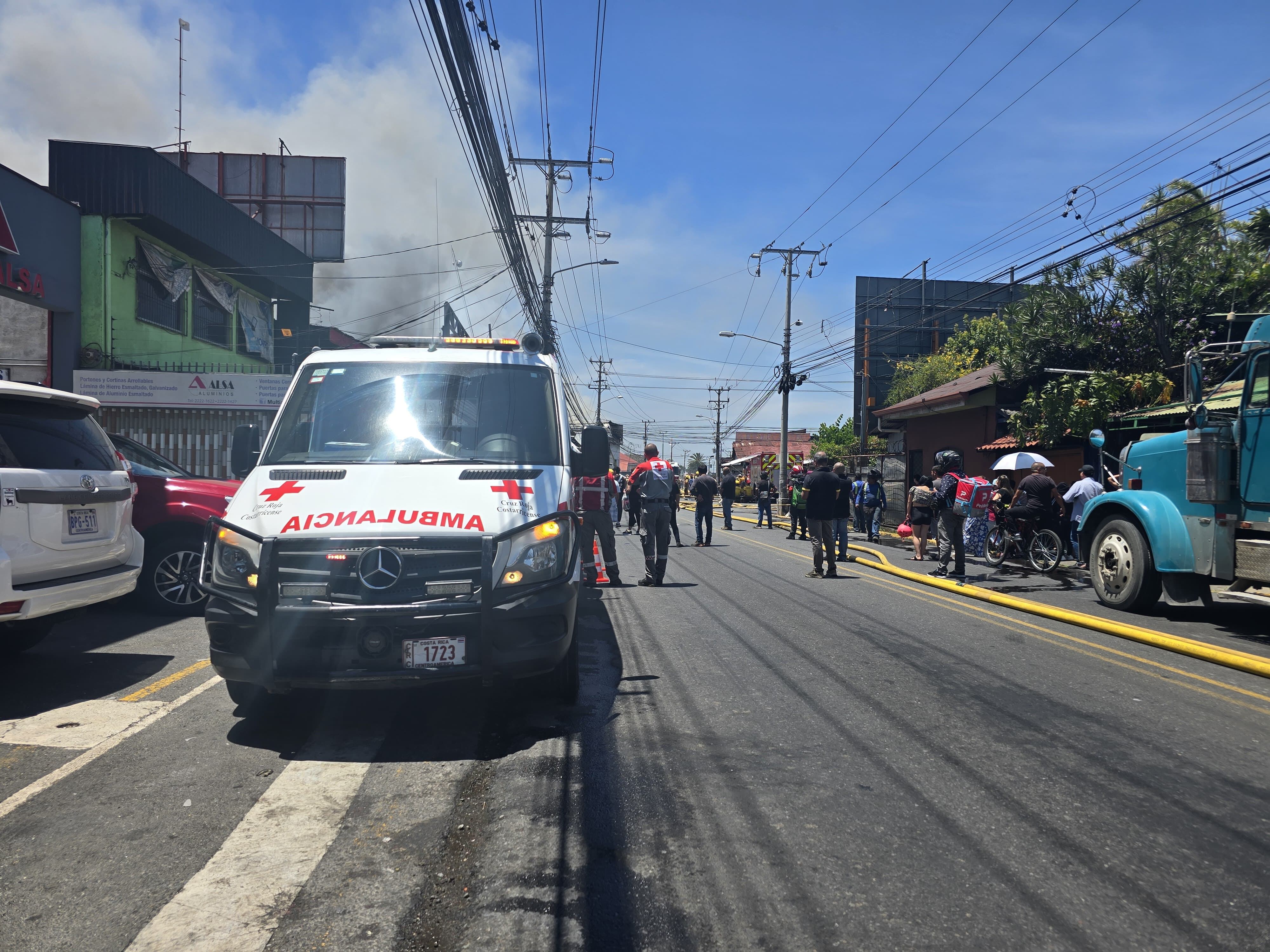 Incendio en bodega en Cinco Esquinas de Tibás
