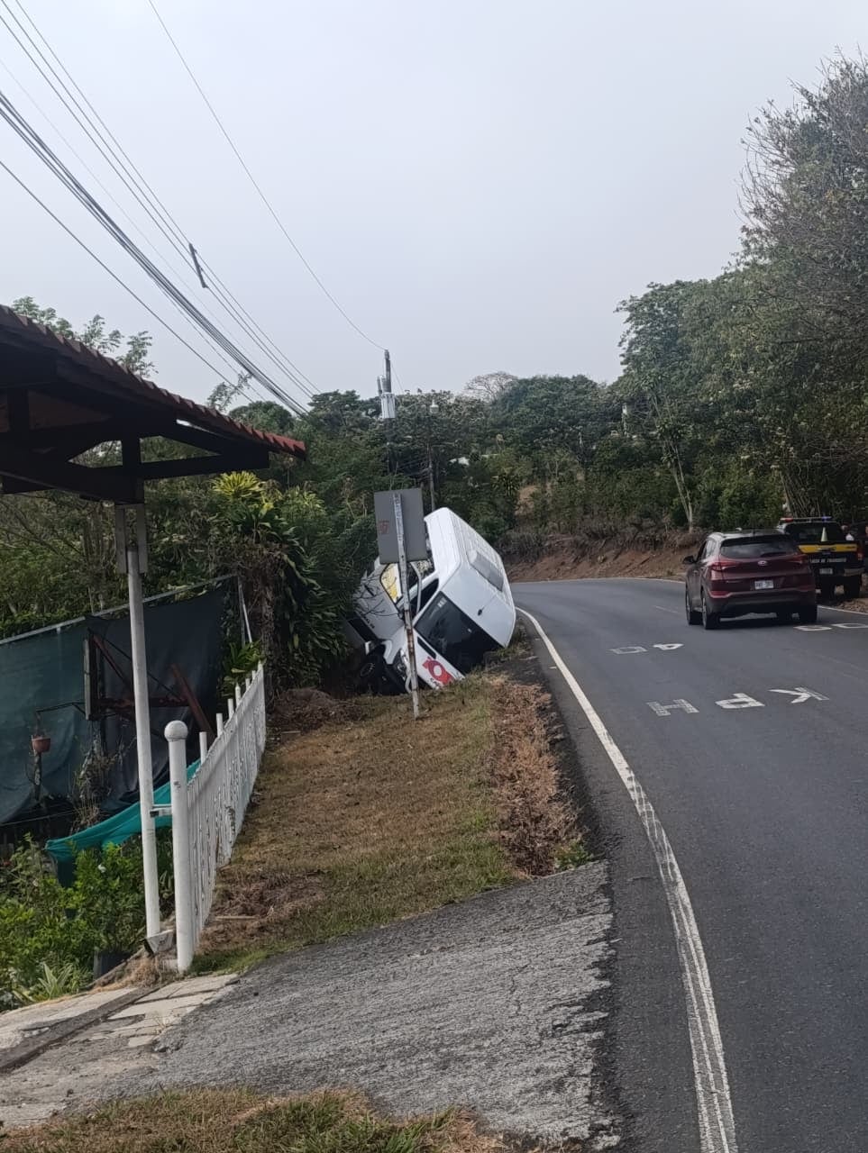 जरसेरोजवळ कालव्याच्या पलीकडे गाड्या रस्त्यावर सोडतात.