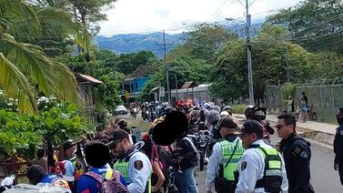Caravana de motociclistas es sorprendida por operativo de Policía de Tránsito este domingo