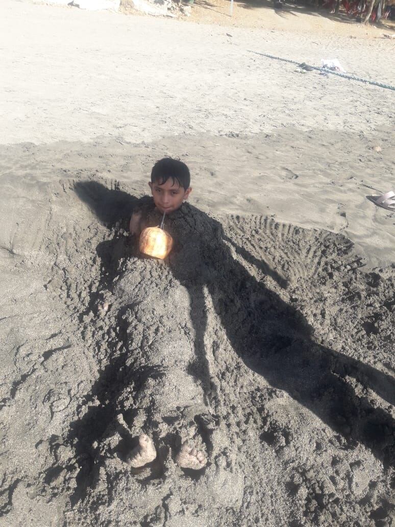 Tomás Tevelán y su mamá Lucía Tevelán conocieron el mar en Costa Rica