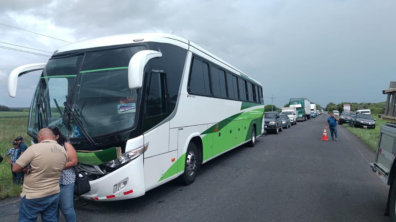 accidente bus en cañas dulces de Liberia