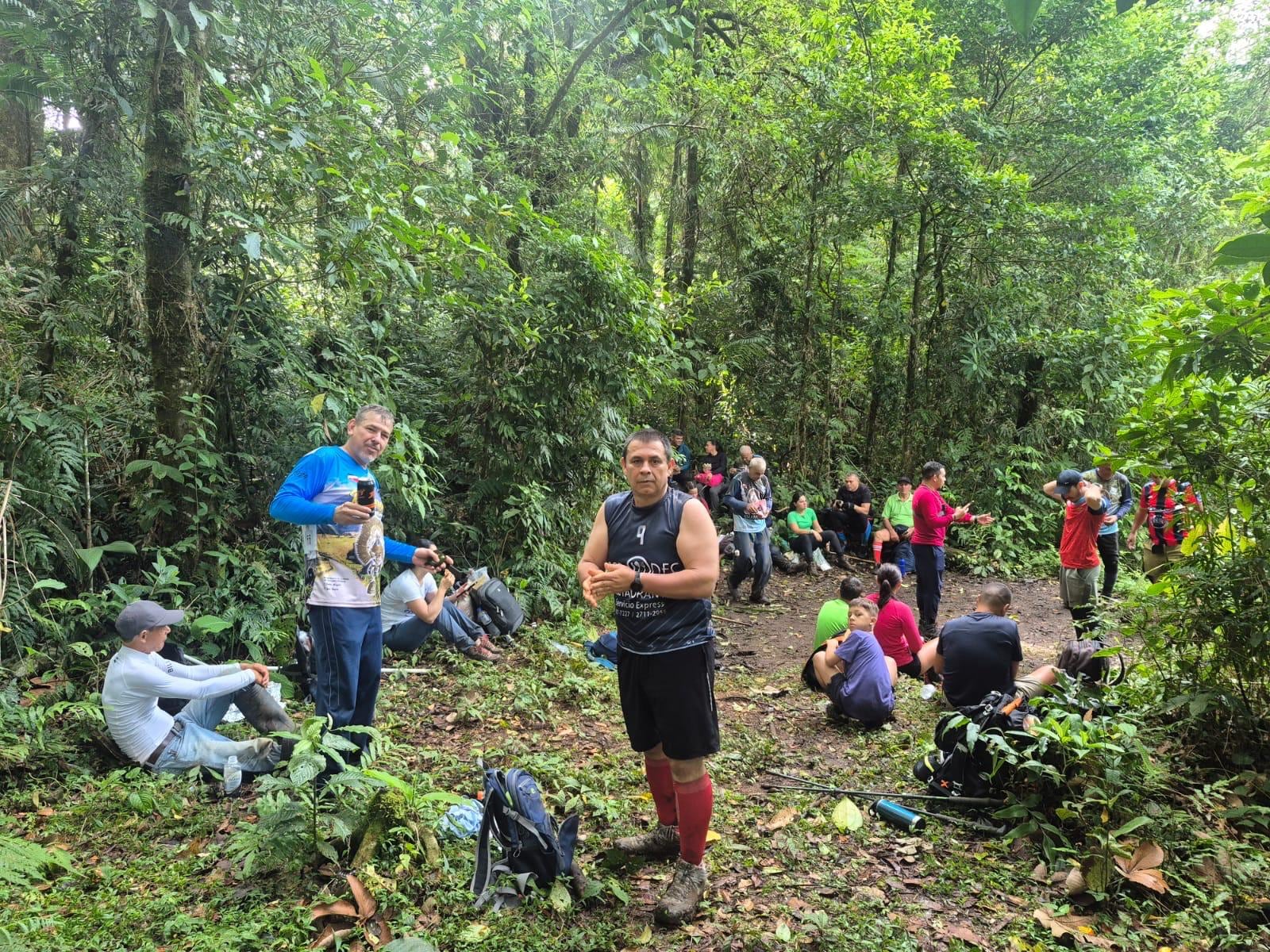 El barro y la neblina dominan los primeros kilómetros de montaña.