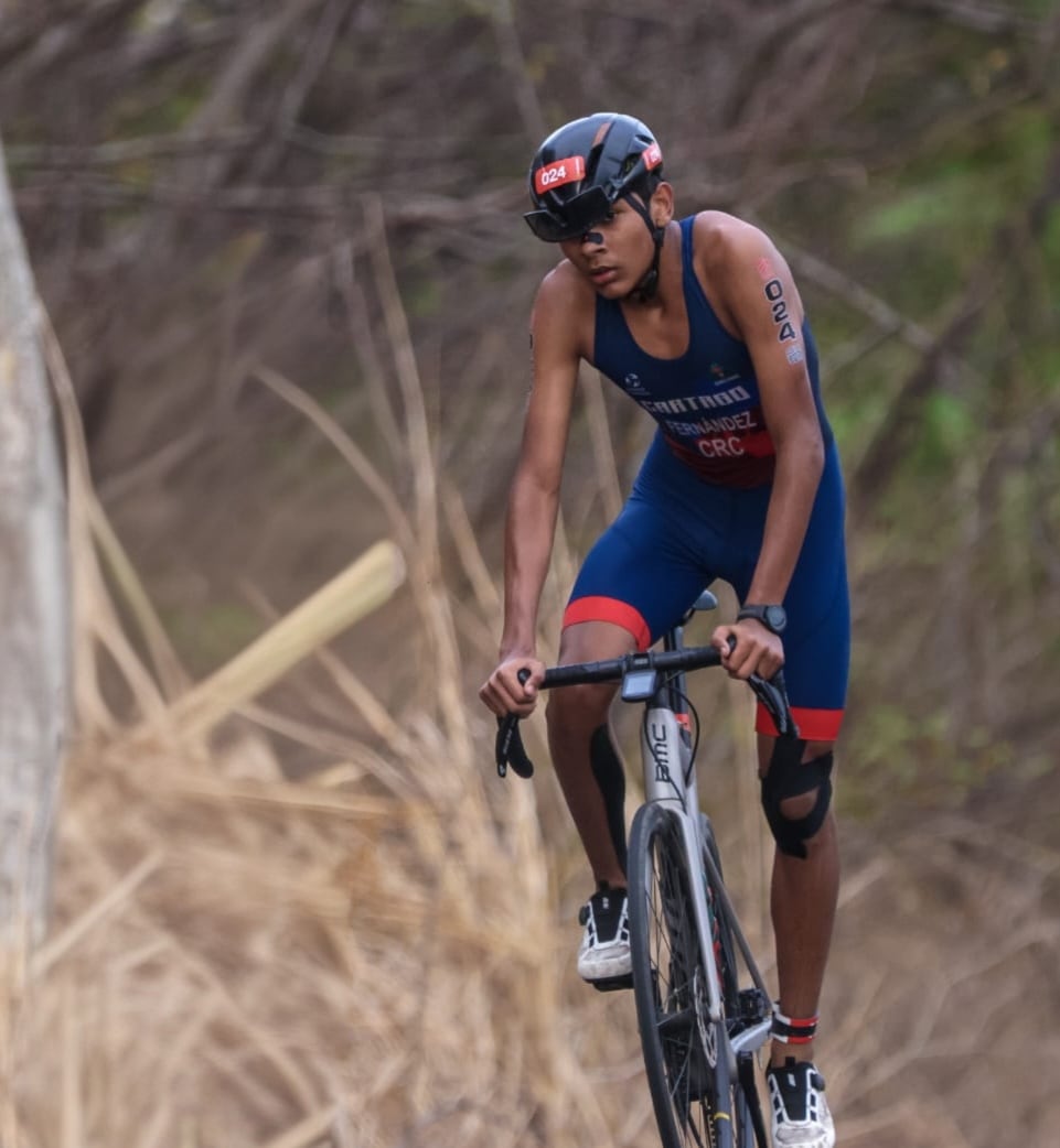 Aarón Fernández clasificó al Campeonato Mundial de Triatlón 2026 y ahora busca reunir los fondos para competir en España.