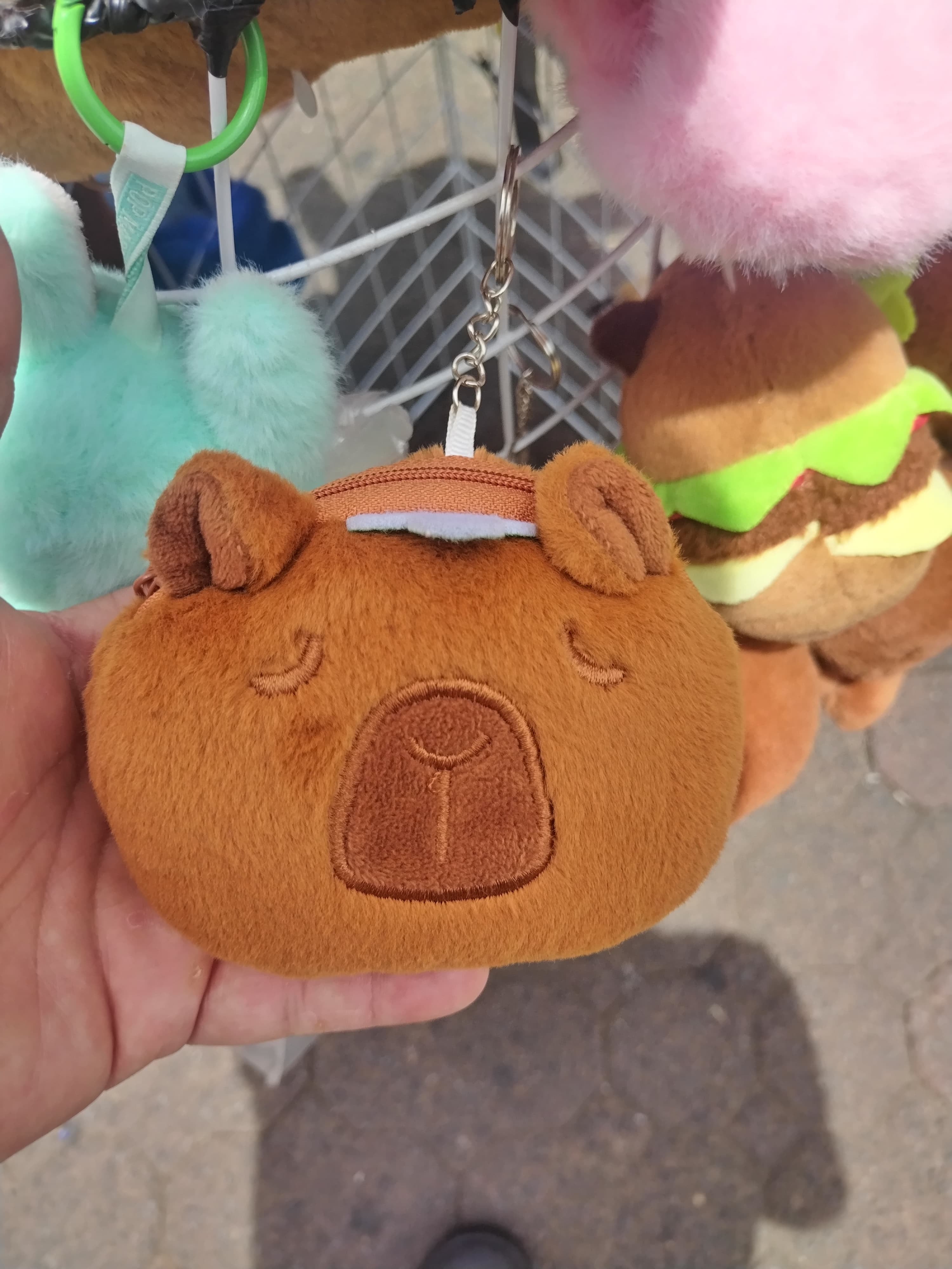 Los peluches de capibara volvieron a ser una locura de ventas en San José centro tras el decomiso de 5 capibaras reales en Orotina. Los vendedores ambulantes lo confirmaron el 27 de mayo del 2025 en un recorrido que realizamos.