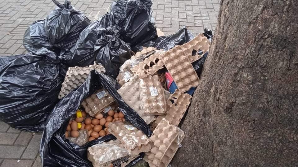 Fotos con comida botada a la basura por la Escuela Enrique Pinto Fernández, en San Rafael de Alajuela, tiene enfrentados a muchos papás de alumnos con la dirección del centro educativo.