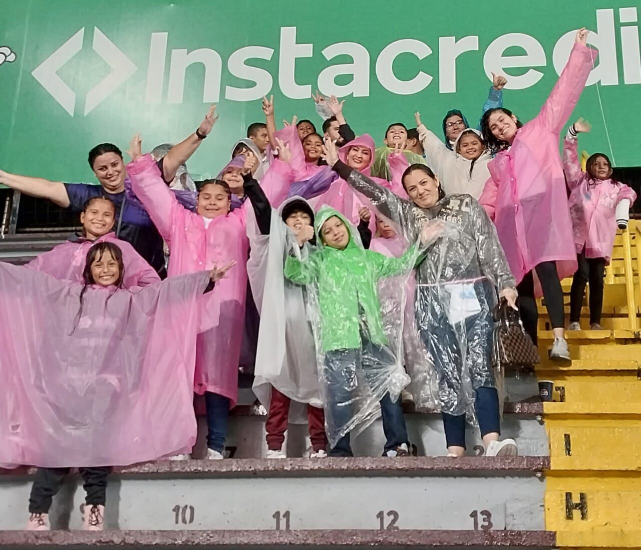 Un grupo de niños de la Escuela Juanito Mora de Puntarenas vivieron un día inolvidable en el estadio Ricardo Saprissa. Cortesía.