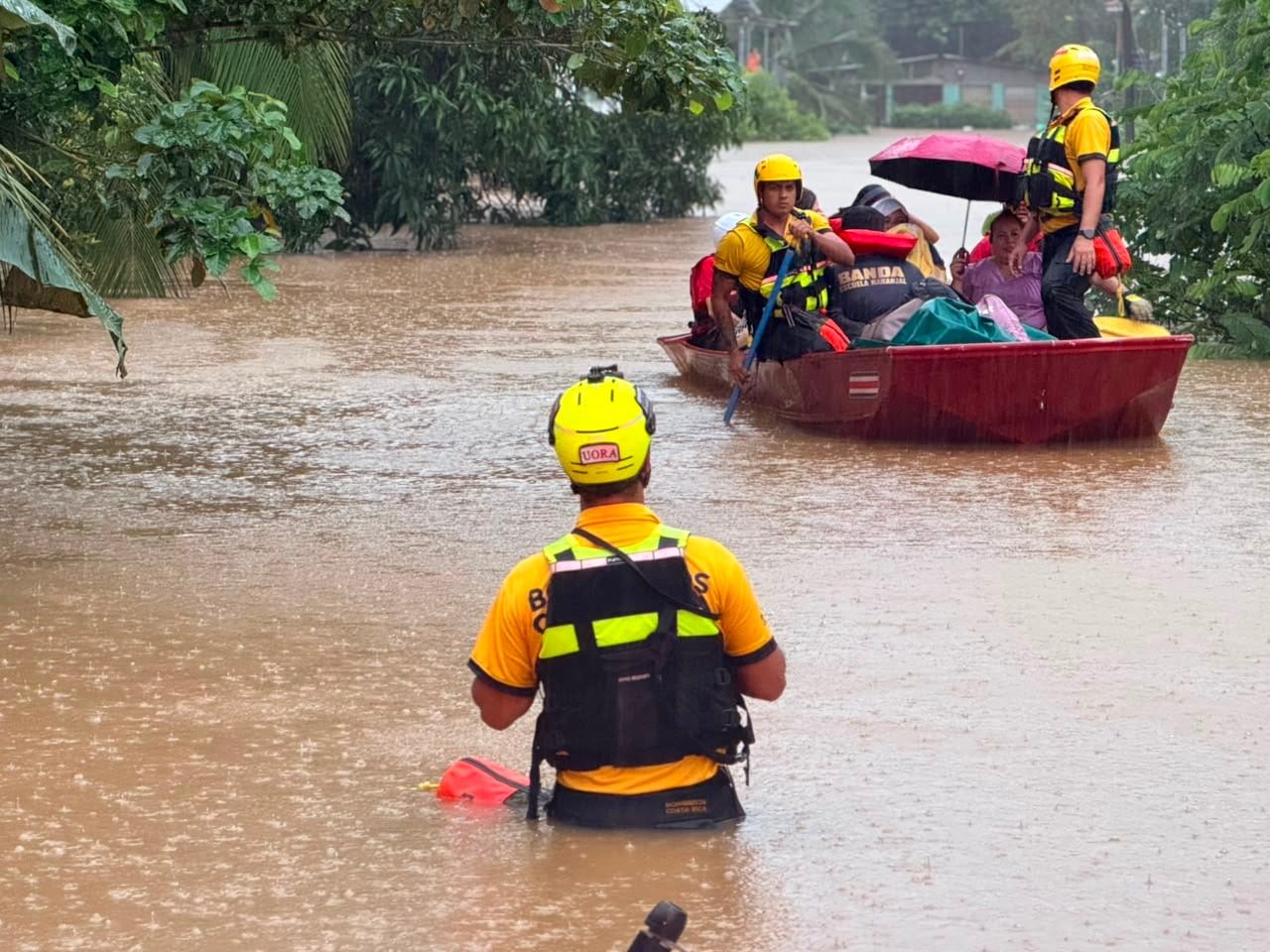 Bomberos ha atendido más de 33 emergencias por inundaciones principalmente en la Zona Norte y el Caribe.