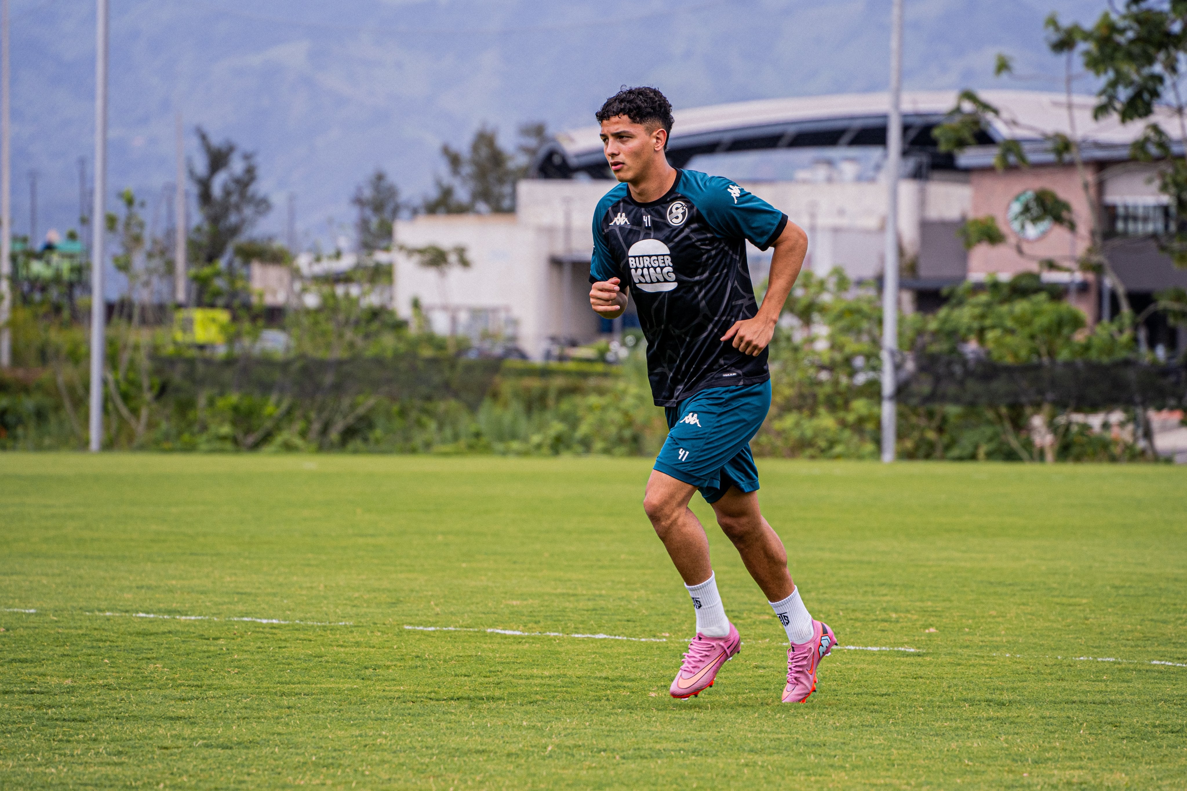 Warren Madrigal, delantero del Saprissa ya está entrenando con el primer equipo morado. Fotos tomada de X Saprissa.