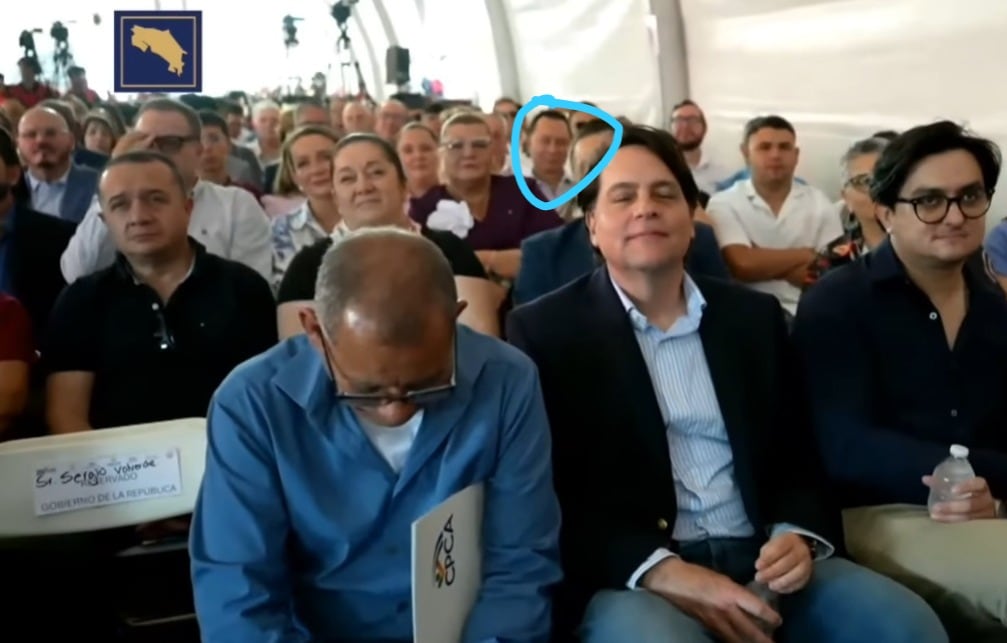 El detenido se observa en la transmisión en vivo del día.