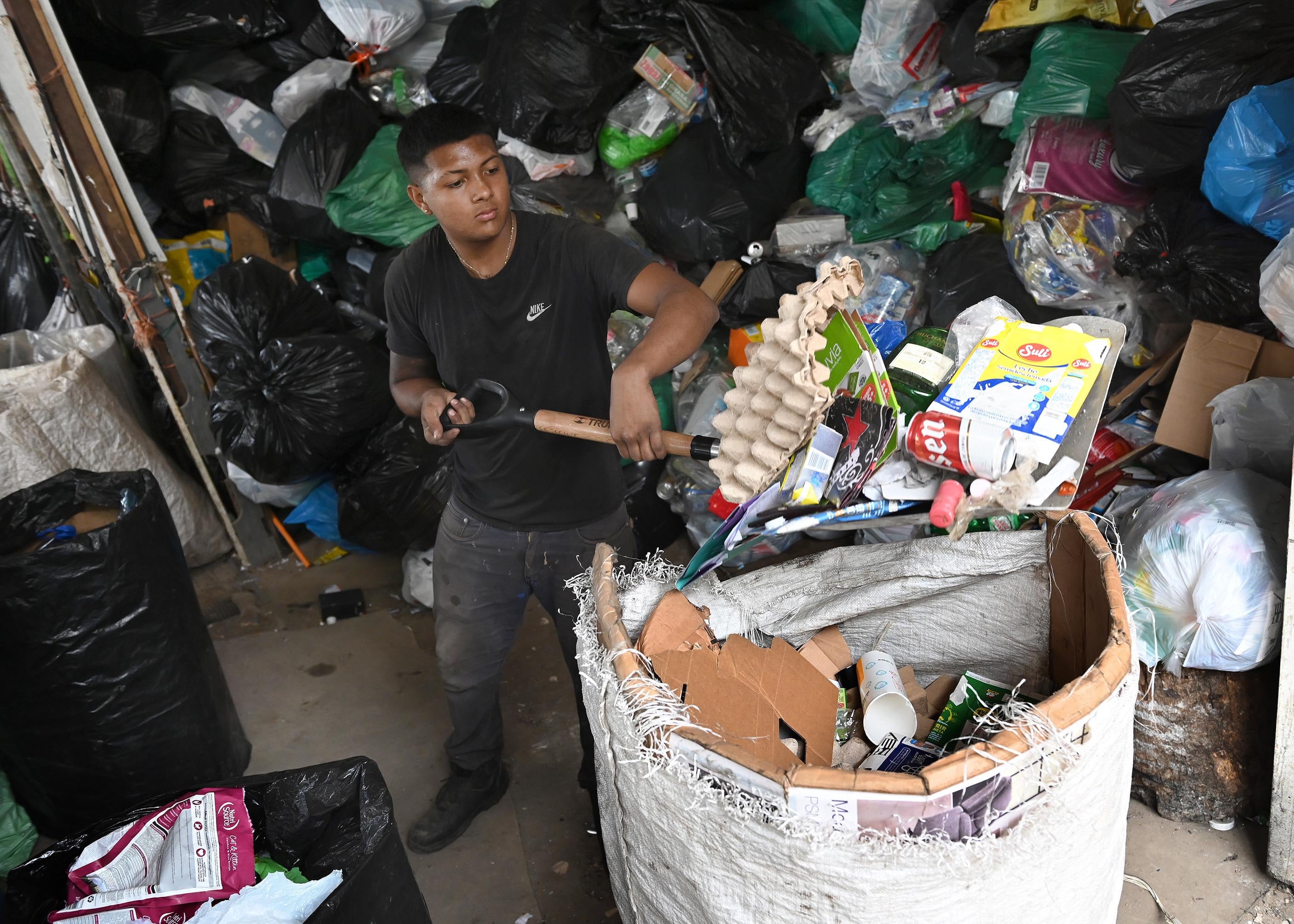 29 de abril del 2025. Tirrases de Curridabat. 14:00 hrs. Entrevisra a Patricia Savallos Ríos quién dirije una pequeña planta de reciclaje en Tirrases de Curridabat. Durante muchos años Savallos fue "buzo de la basura" en Río Azul pero debido al cierre del botadero decidió montar su propia empresa de reciclaje que cuenta con tres empleados en la actualidad. En la foto: Retratos de doña Patricia, asi como de Keyden Quirós empleado de la planta. Foto: Albert Marín para La Teja.