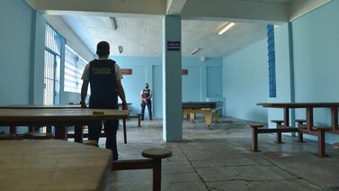 Policía penitenciario con 10 años de experiencia pasó terrible vergüenza a manos de sus propios compañeros