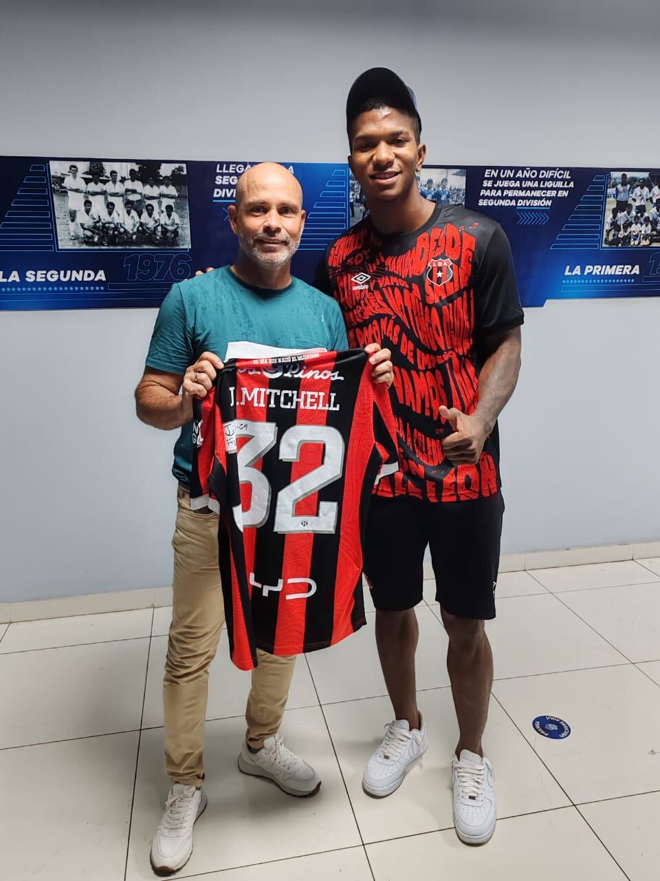Jeyland Mitchell le entregó una camisa de Alajuelense a Luis Fallas, entrenador que lo impulsó. Fotografía: Cortesía de Luis Fallas