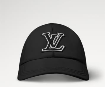 Esta fue la Gorra LV Signature Cap utilizada por Medford, solo que sin las líneas blancas.
