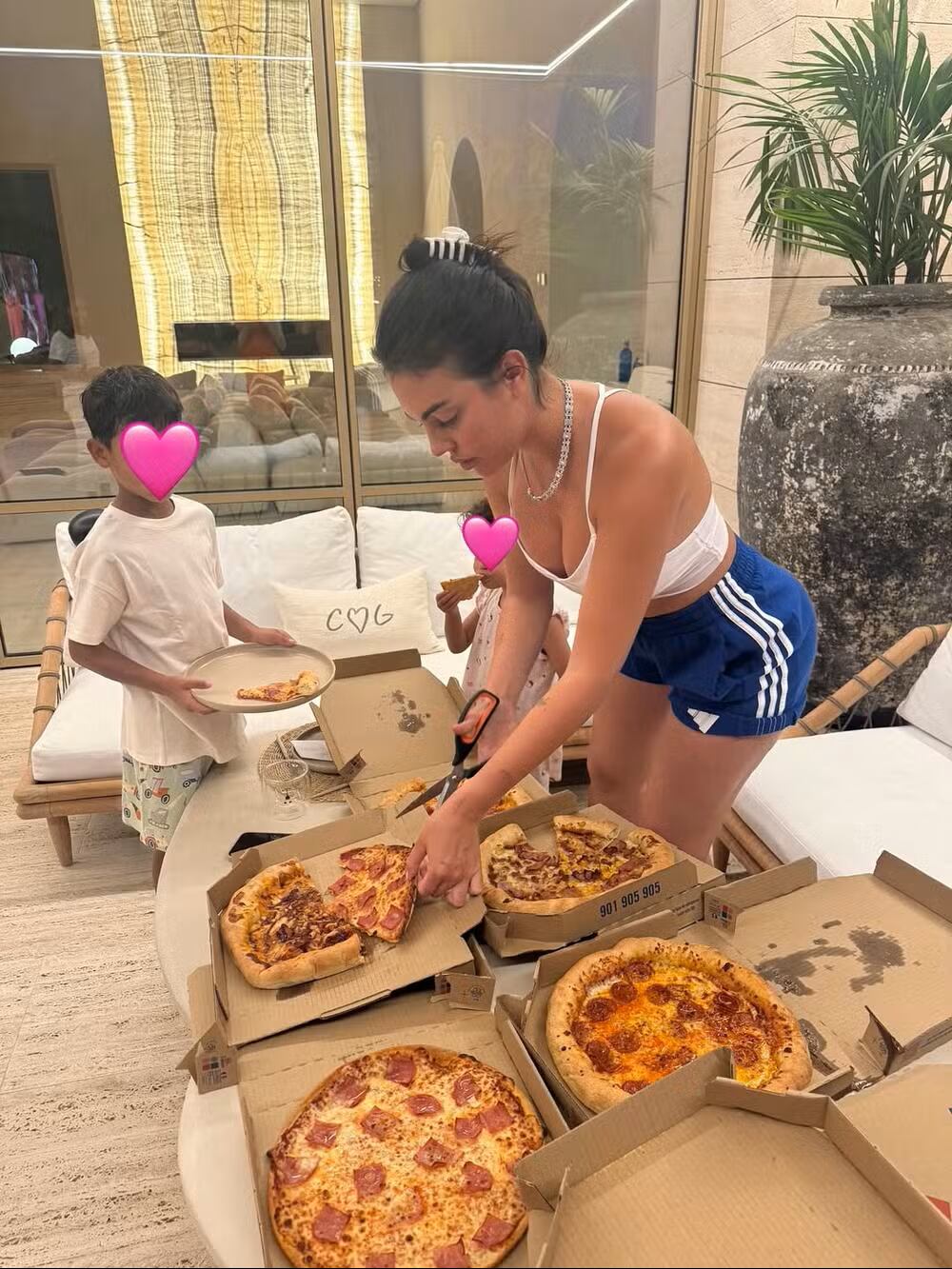 Rodríguez publicó imágenes de su vida familiar sin Cristiano Ronaldo, incluyendo paseos, piscina y una llamada virtual con el jugador.