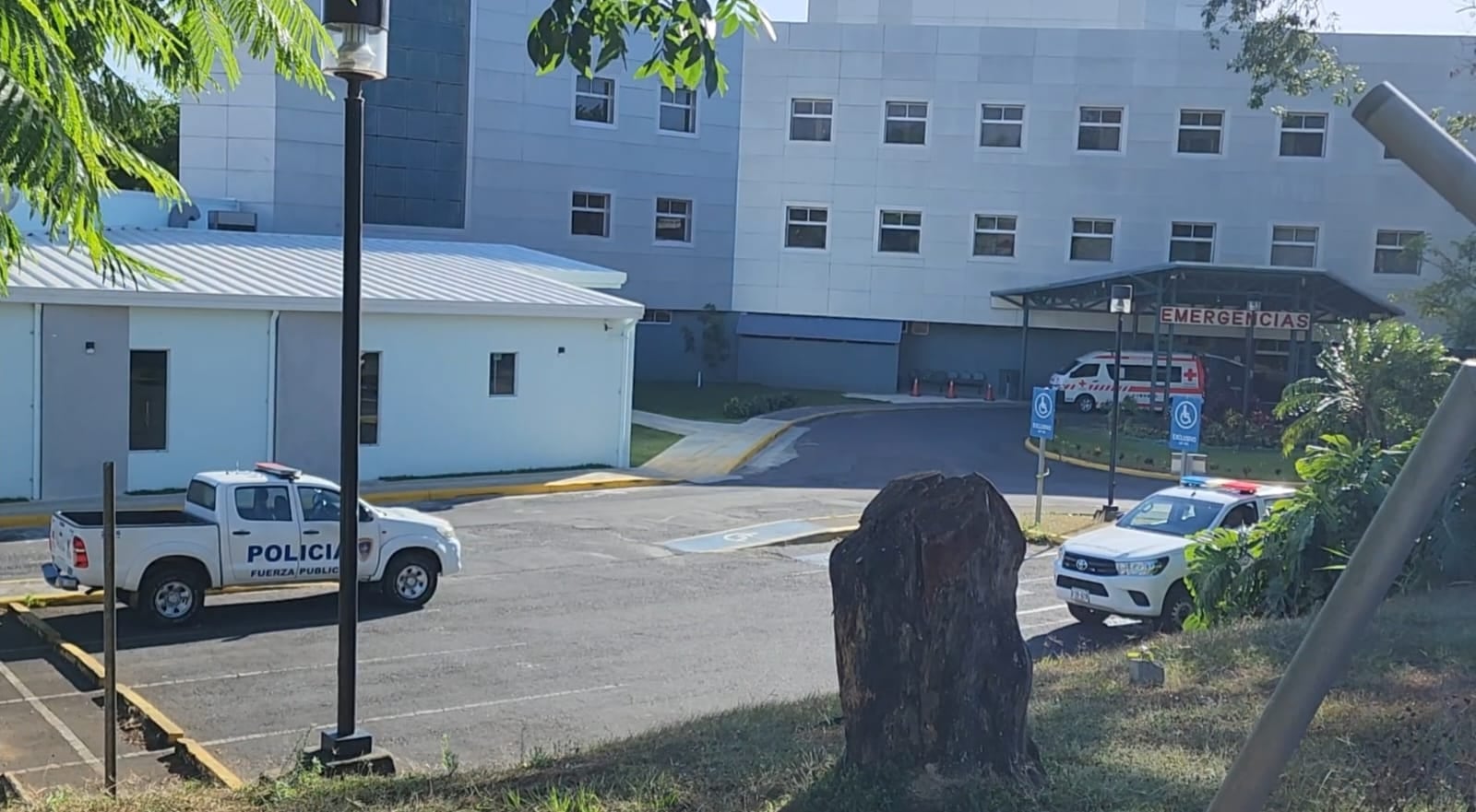 Unidadespoliciales  llegaron al Hospital San Rafael, Alajuela, donde los agentes judiciales conversaron con los médicos y se hicieron cargo de elaborar el informe sobre la muerte y trasladar el cuerpo a Medicatura Forense. Foto: Francisco Barrantes.