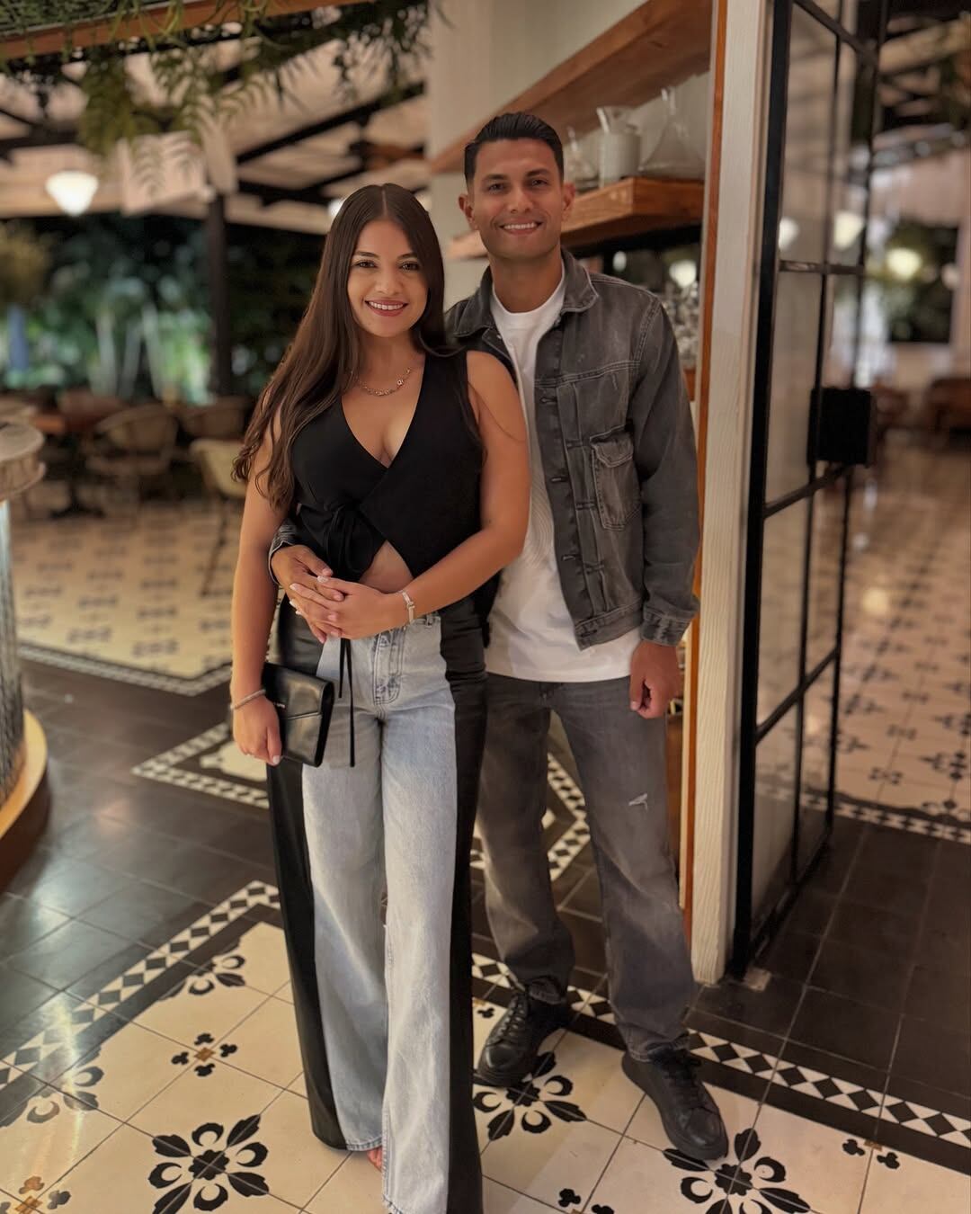 Deyver Vega y su esposa Keyla Salazar confían en que la operación del jugador será un éxito. Instagram Keyla Salazar.