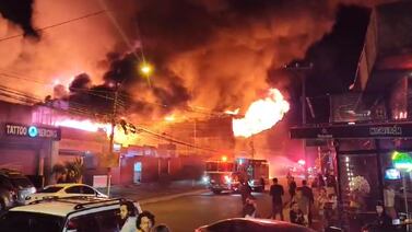 Devastadoras llamas consumen 25 carros y destruyen varias estructuras en San Pedro de Montes de Oca