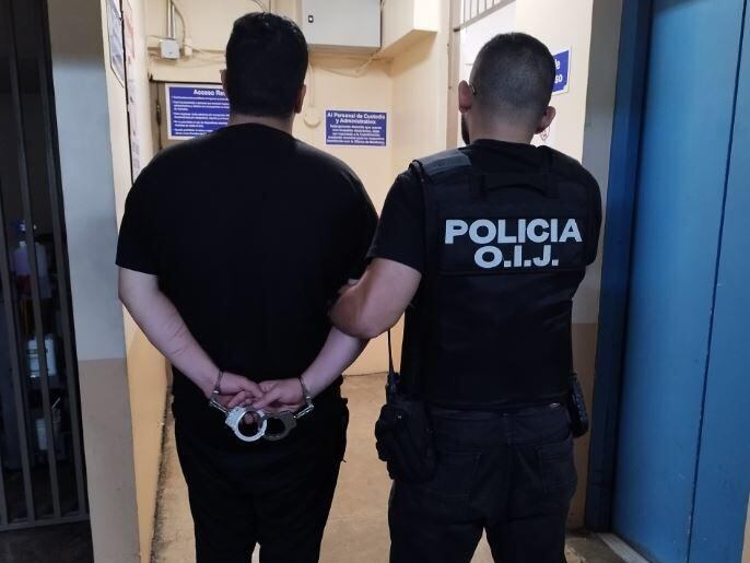 El hombre de apellidos Martínez Varela quedó a las órdenes del Ministerio Público, como sospechoso de mantener retenida a una joven de 18 años. Foto: OIJ.