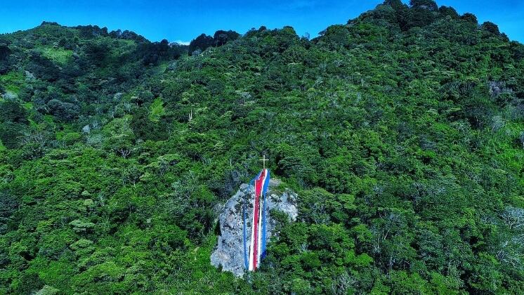 Le contamos lo que usted no vio de la inmensa bandera patria que adornó la piedra de Aserrí entre el 14 y el 15 de setiembre gracias a una iniciativa de La Potente, un medio de comunicación aserriceño y su director es Fabián Alvarado Picado