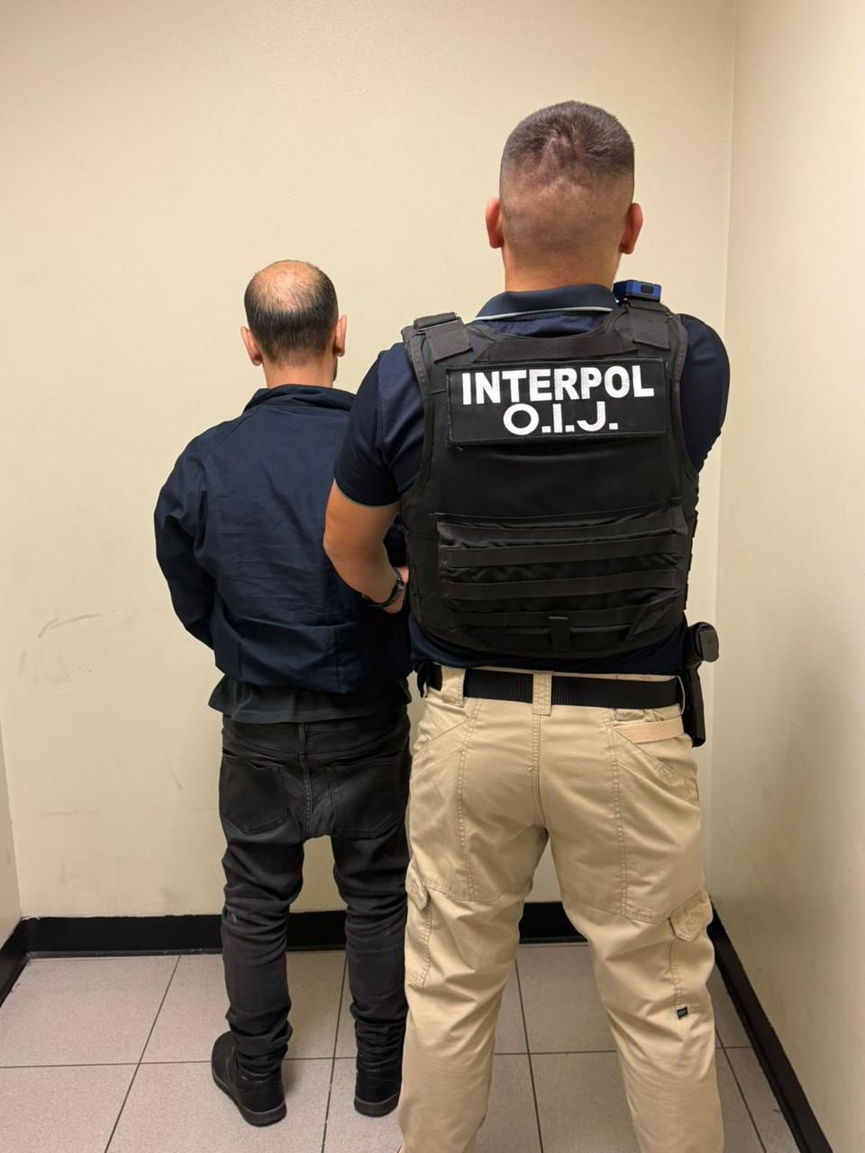 Agentes de la oficina de Interpol del Organismo de Investigación Judicial (OIJ) extraditaron a un ciudadano sirio de apellido Maklad, de 39 años, hacia los Estados Unidos. Foto: OIJ