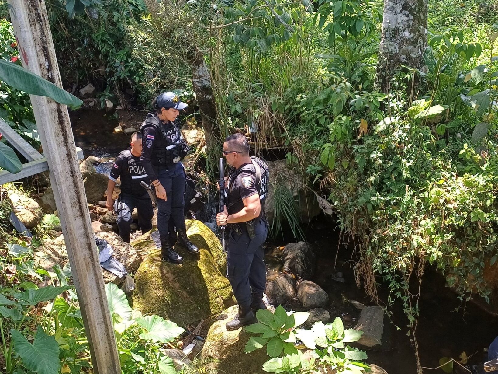 Sospechosos de robo de tráiler en Caldera. Foto Randall Picado/Facebook.