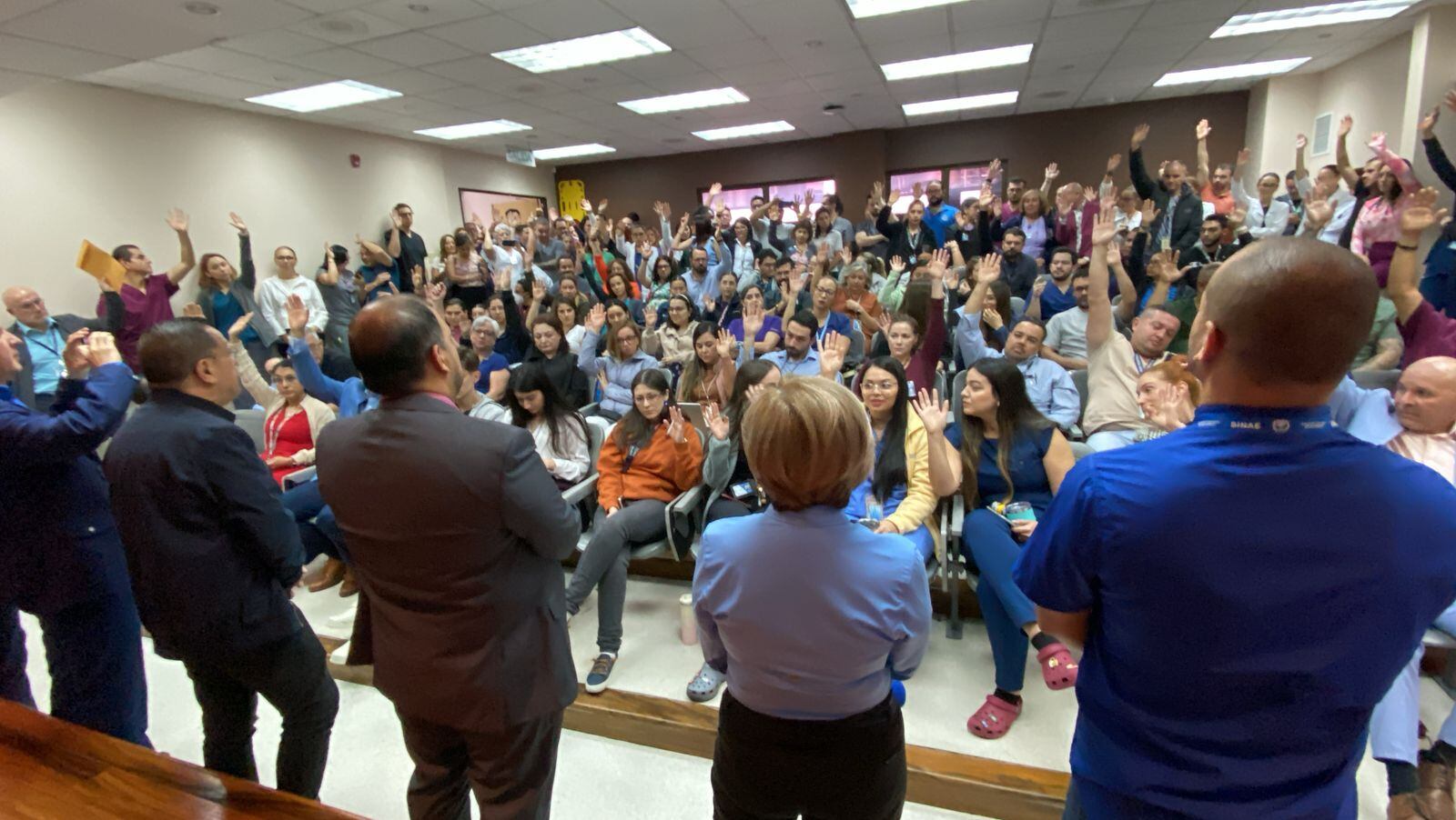 Los trabajadores del hospital Calderón Guardia iniciaron una huelga indefinida a las 8:30 a.m. del lunes 24 de febrero del 2025 para que no vuelva al puesto de directo el doctor Taciano Lemus