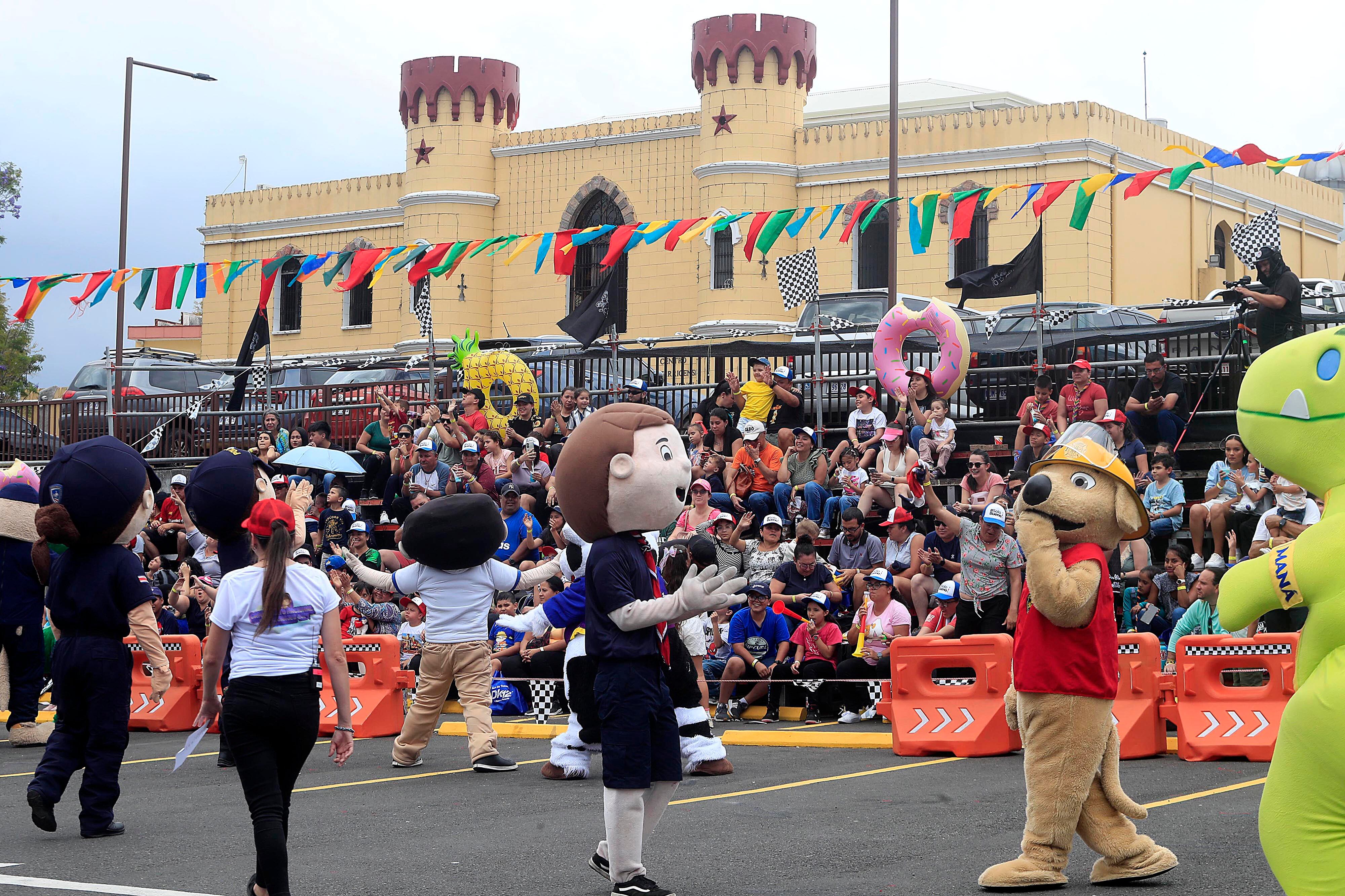 18/02/2024    Museo de los Niños, Parqueo C. Las familias disfrutaron, este domingo, del tradicional Campeonato Nacional de Personajes del Museo de los Niños 2024. Más de 25 personajes y botargas inflables y de peluche, de diferentes marcas, empresas e instituciones participaron en la competencia más divertida y colorida del año. Por segundo año, el evento se realizó en un espacio limitado, en formato estadio y con graderías donde el público disfrutó cómodamente sentado de todas las actividades.
