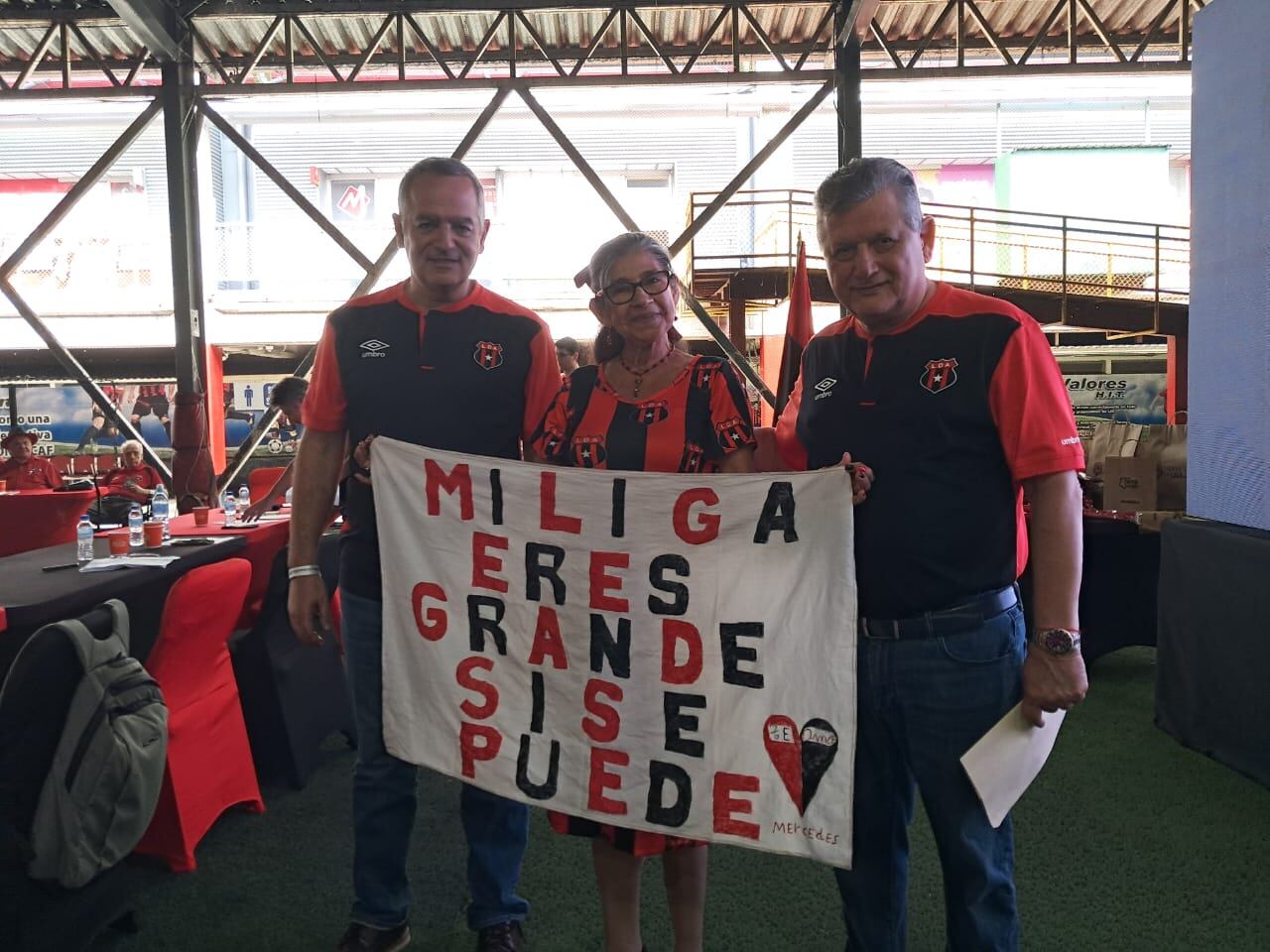 Mercedes Reyes, aficionada de Alajuelense fue a la asamblea con un vestido de la Liga