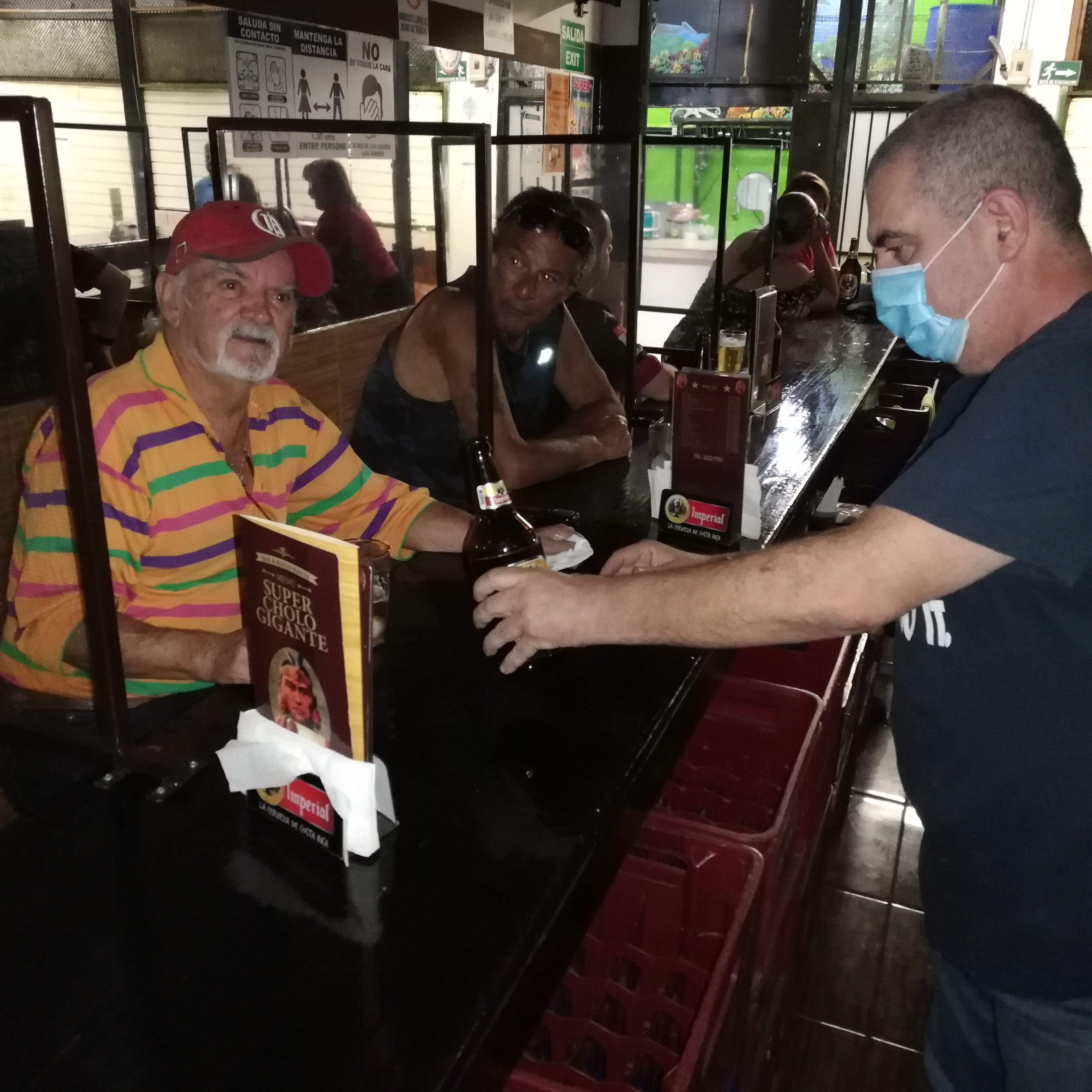 Bernardo “Nano” Chávez, el descubridor del exfutbolista Froylán Ledezma, reinaguró la barra del bar Super Cholo Gigante en el mercado de las carnes en Chepe centro. En la foto, don René Gómez, propietario del bar, le sirve una refrescante fría a Nano.