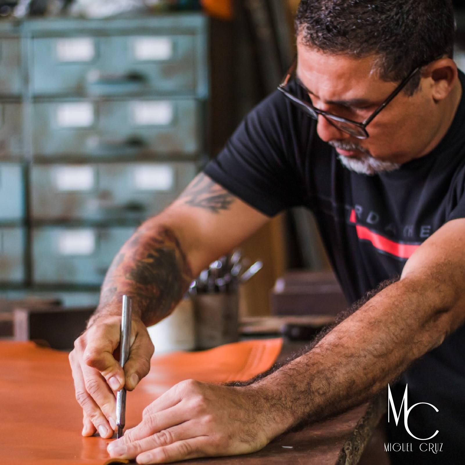 Miguel Cruz Salazar jamás se imaginó que un bolso hecho con sus propias manos, en su taller de San Mateo de Alajuela, iba a terminar en el hombro del actor Brad Pitt… ¡y en el cine mundial!